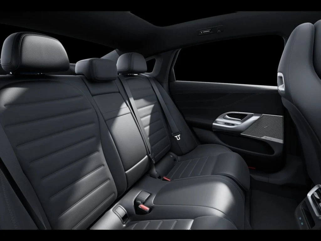 Mercedes-Benz-C-Klasse 400-image-10