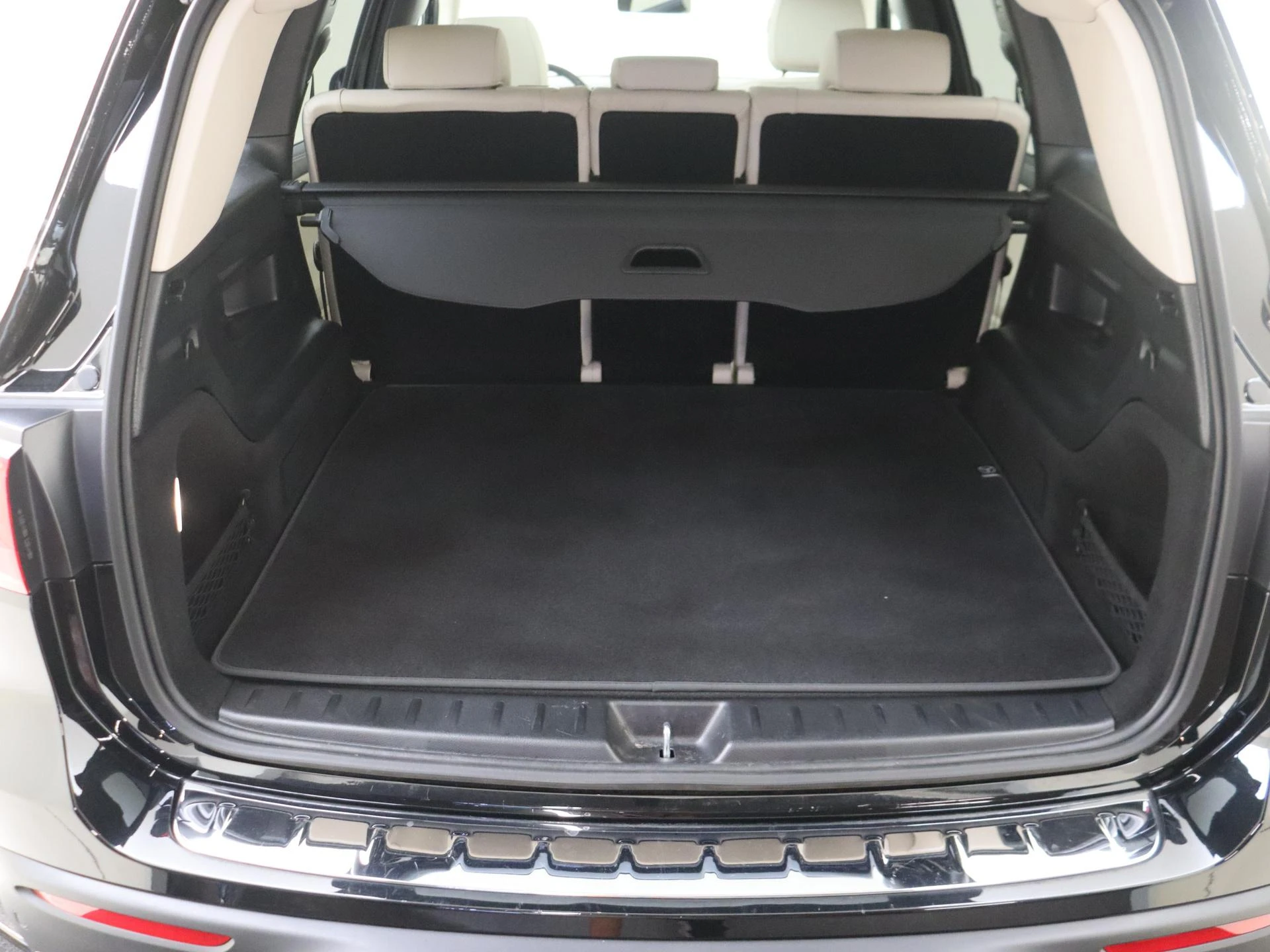 Mercedes-Benz-EQB-image-30