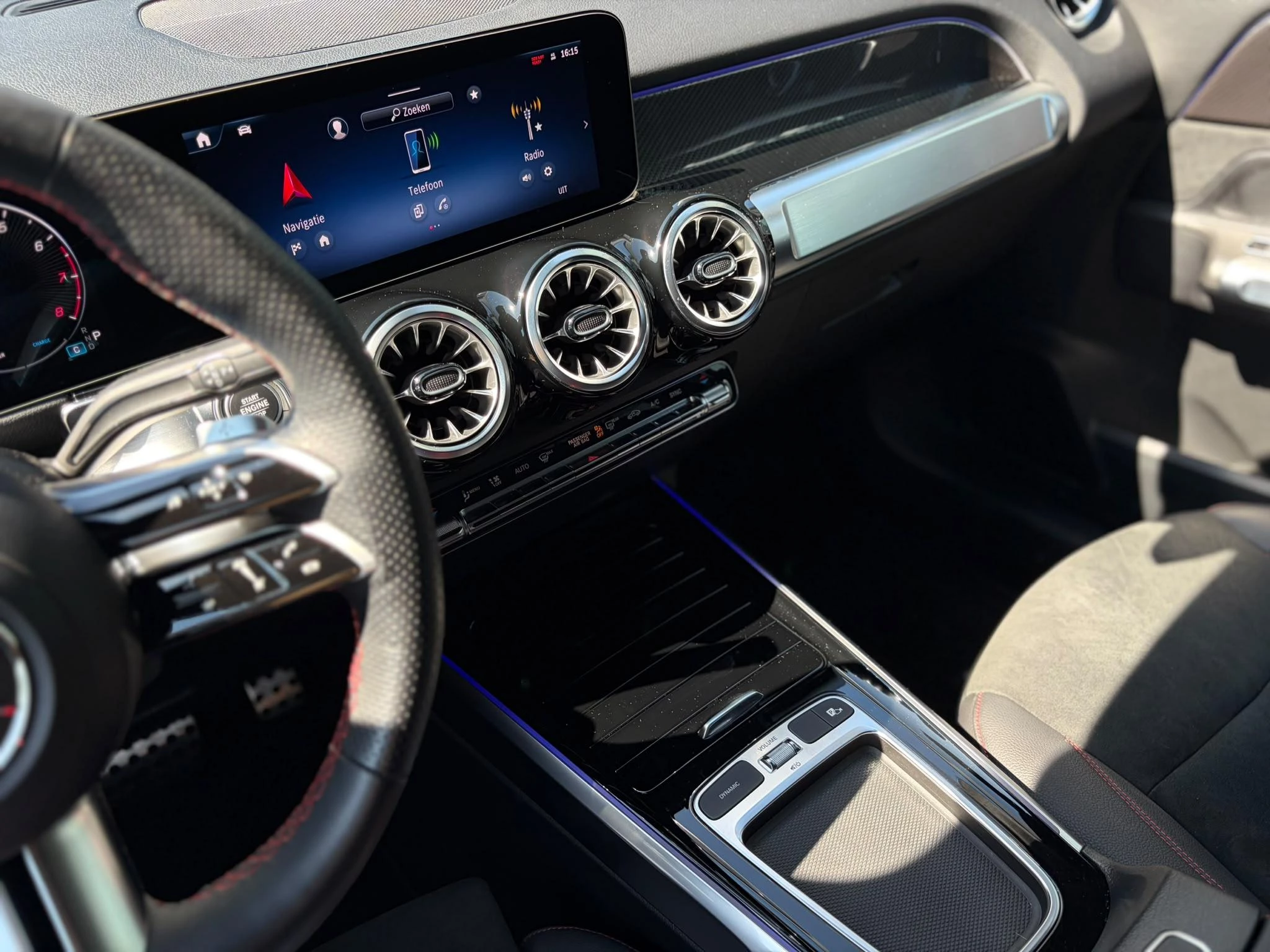 Mercedes-Benz GLB 180 AMG Line + PANO DAK + TREKHAAK + CARPLAY + SURROUND VIEW +