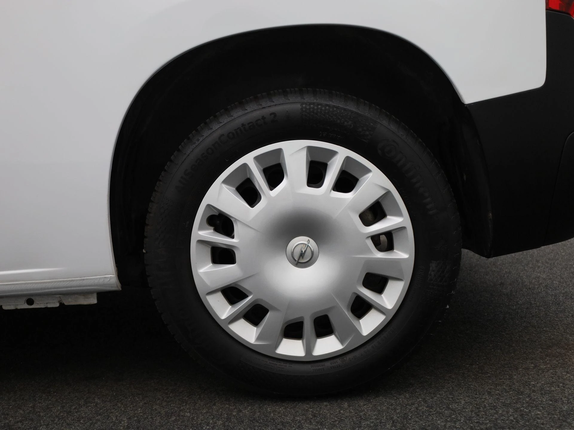 Opel-Combo Life-image-13