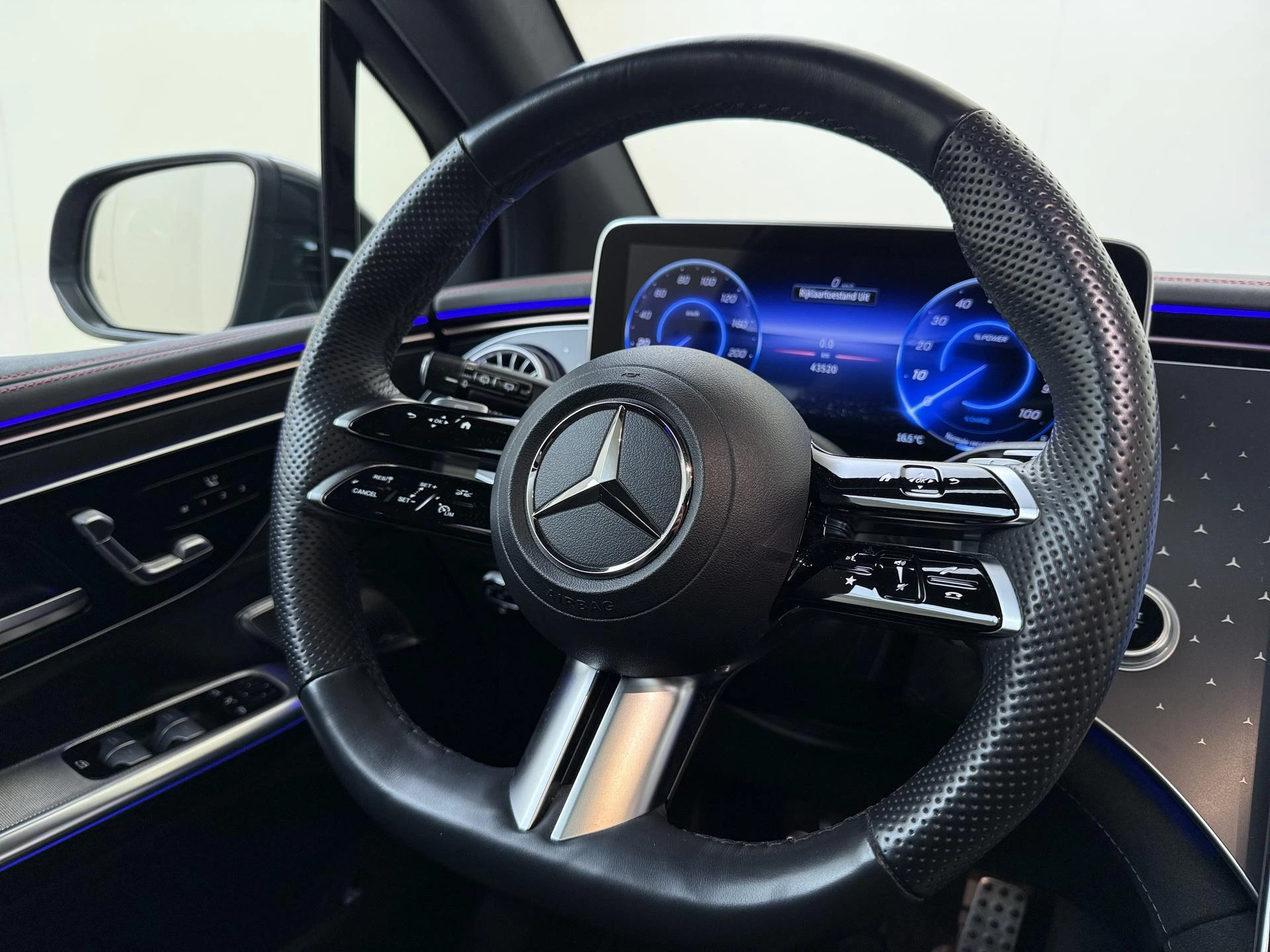 Mercedes-Benz-EQE-image-9