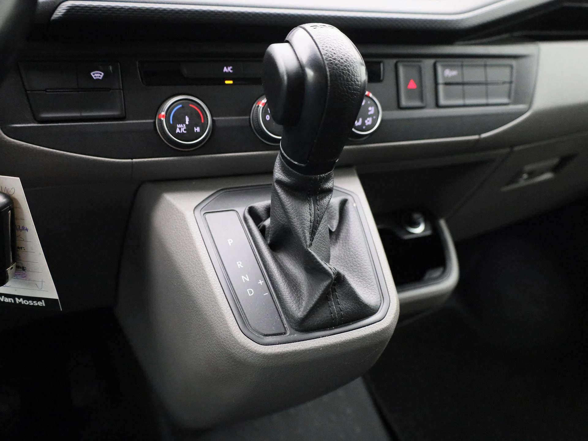 Volkswagen-Transporter-image-9