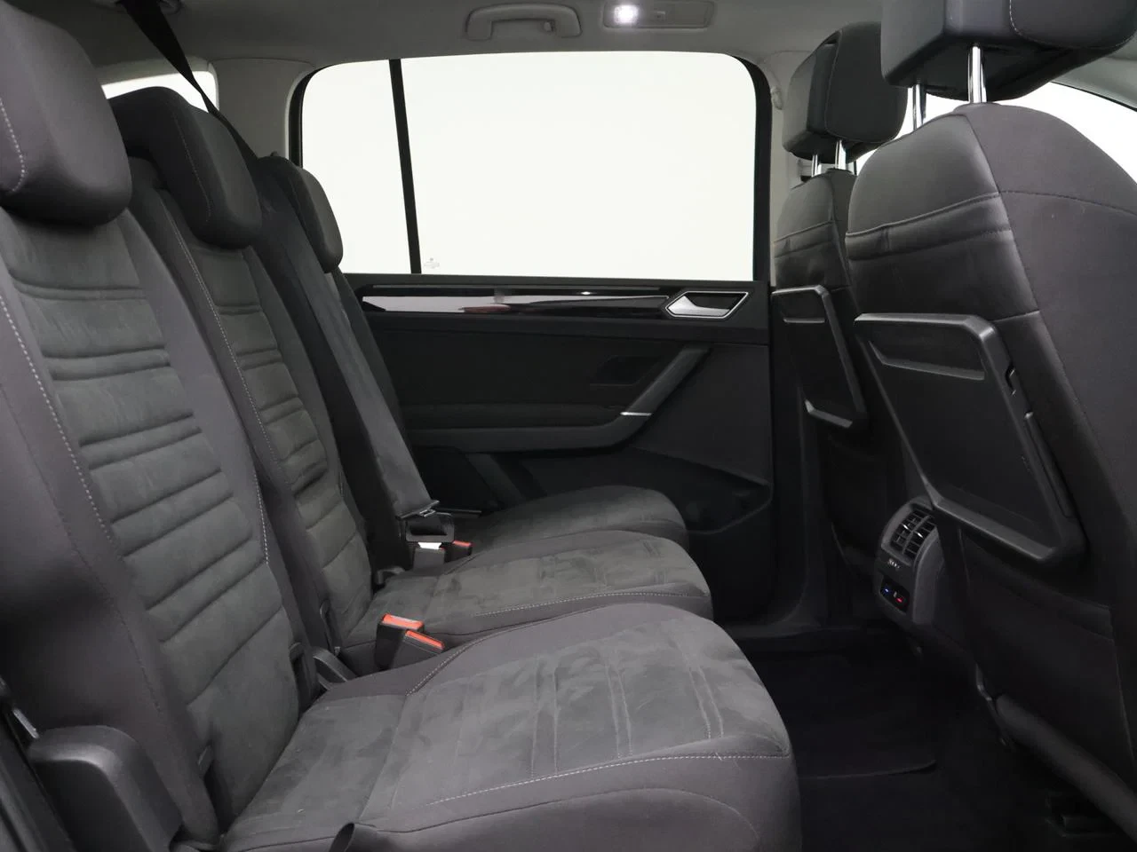 Volkswagen-Touran-image-3