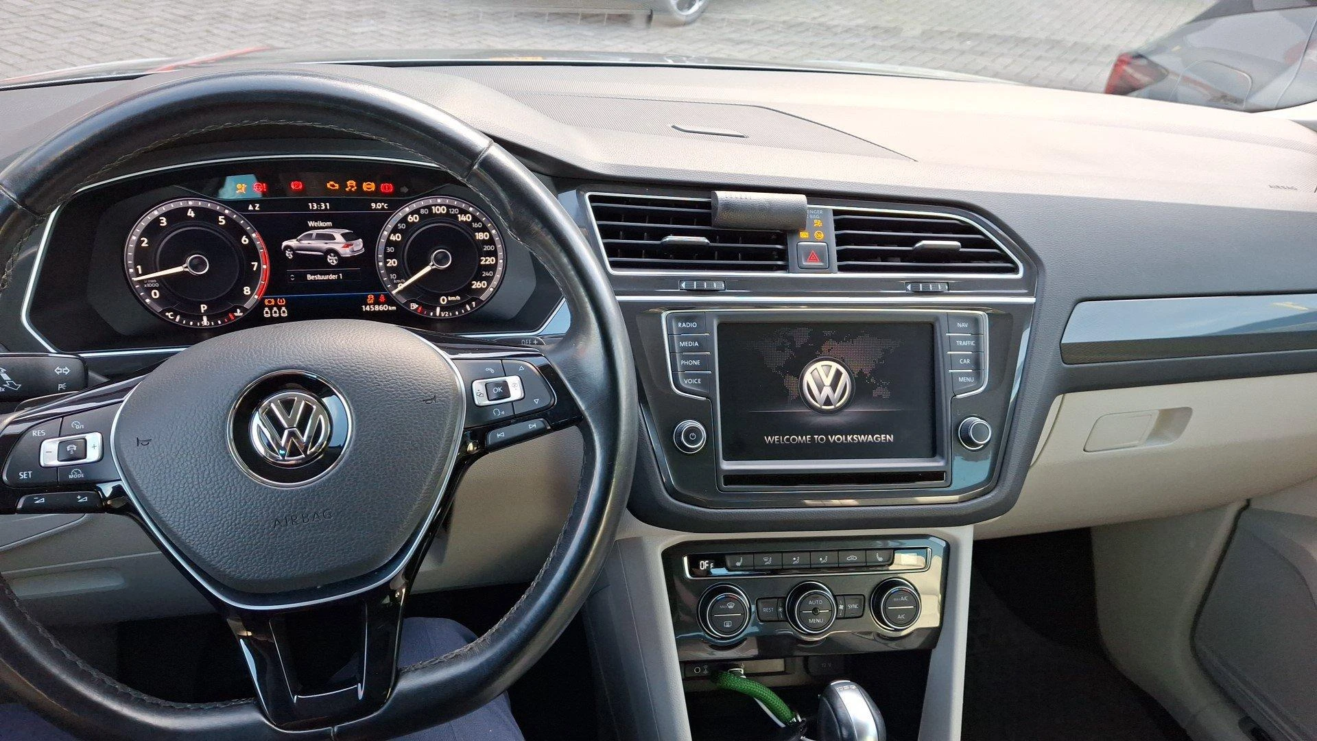 Volkswagen-Tiguan-image-10