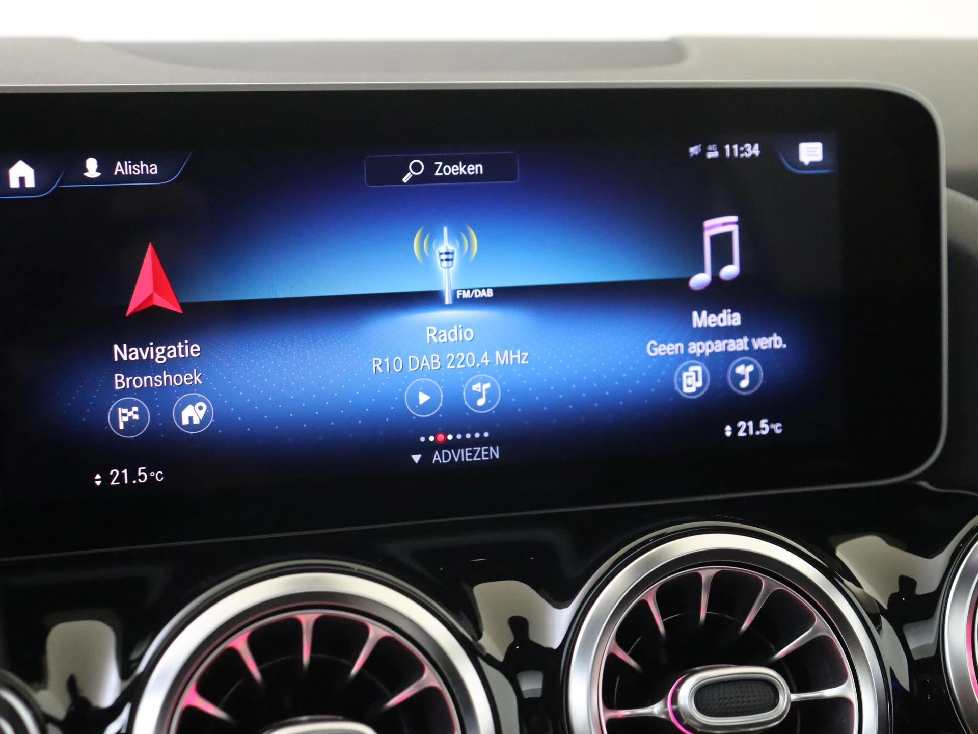 Mercedes-Benz-GLA-image-16