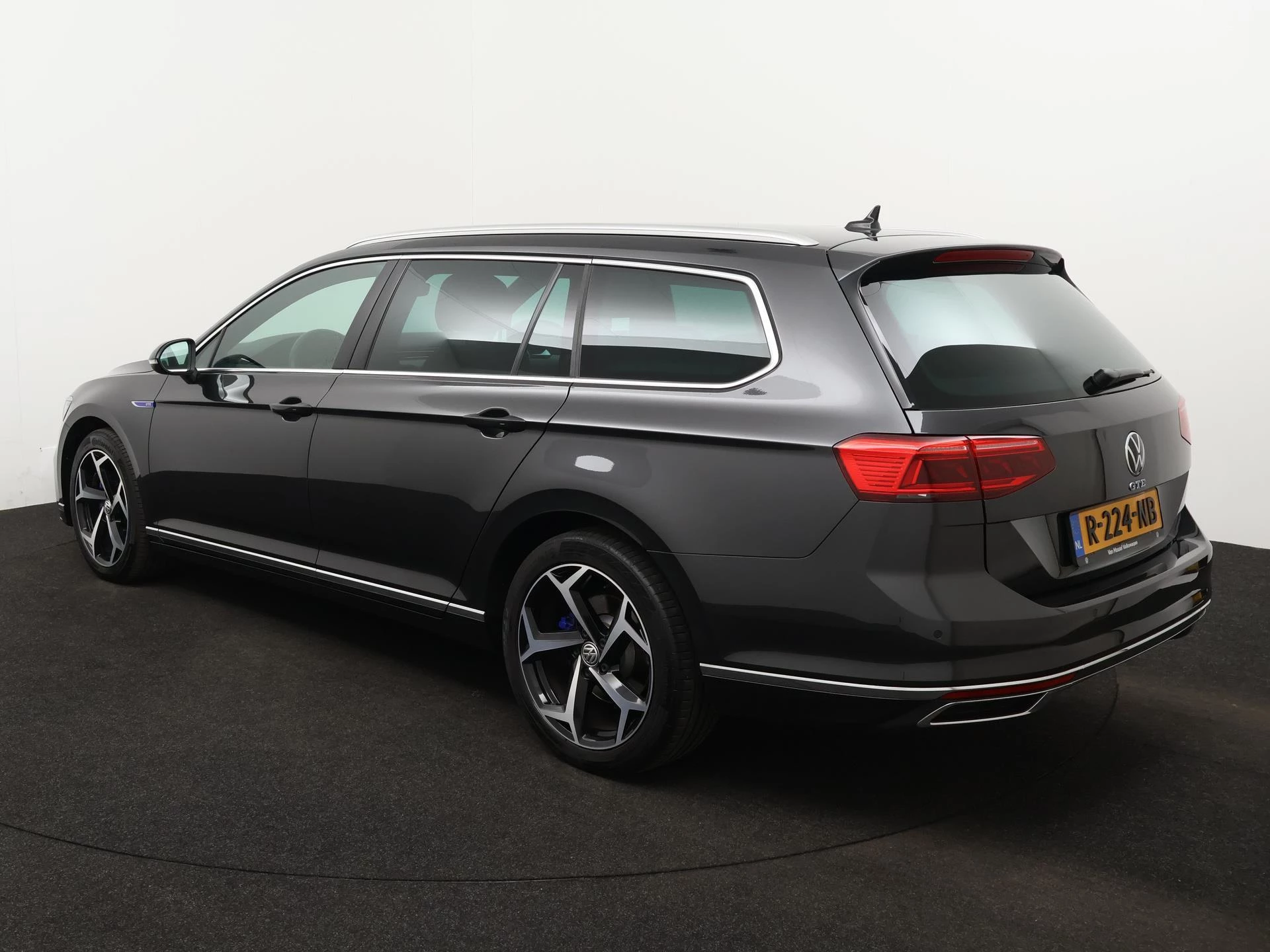 Volkswagen-Passat-image-2