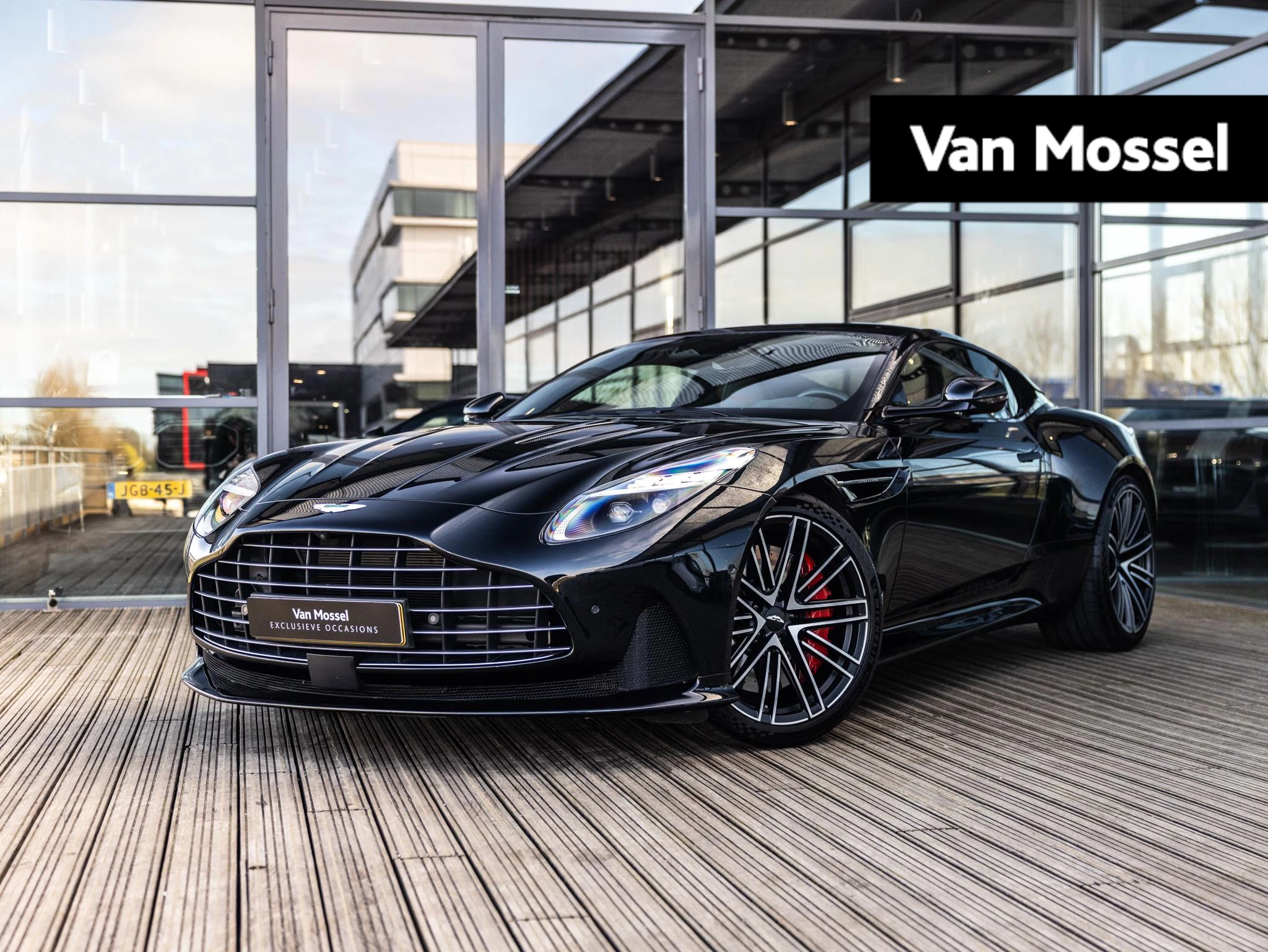 Aston Martin-DB12-image-0