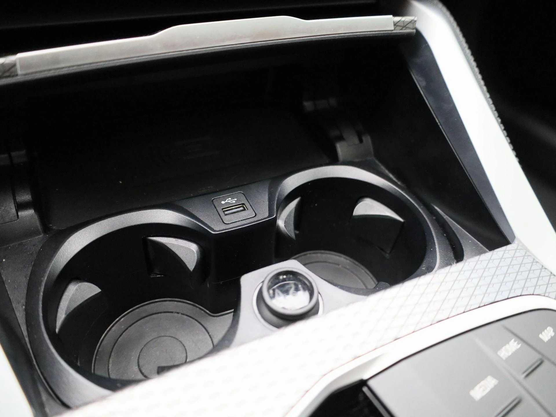 BMW-i4-image-25