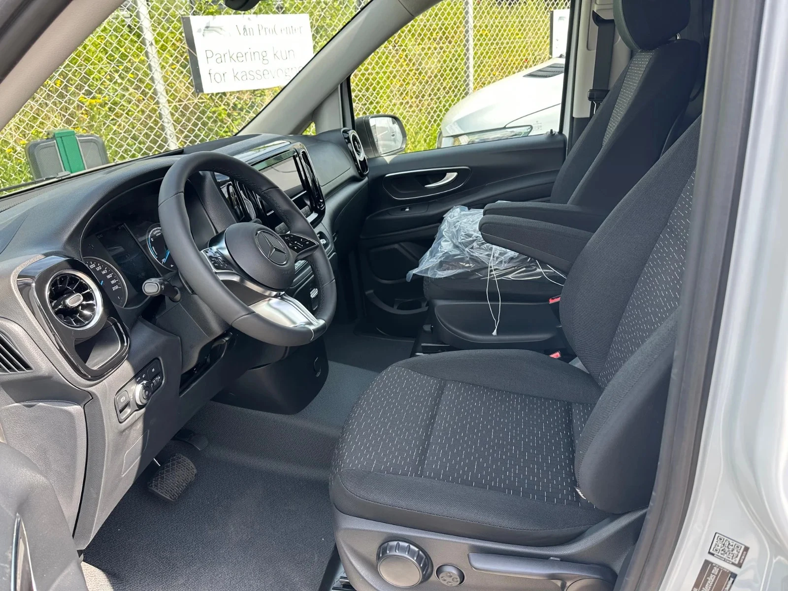 Mercedes-Benz-eVito-image-11