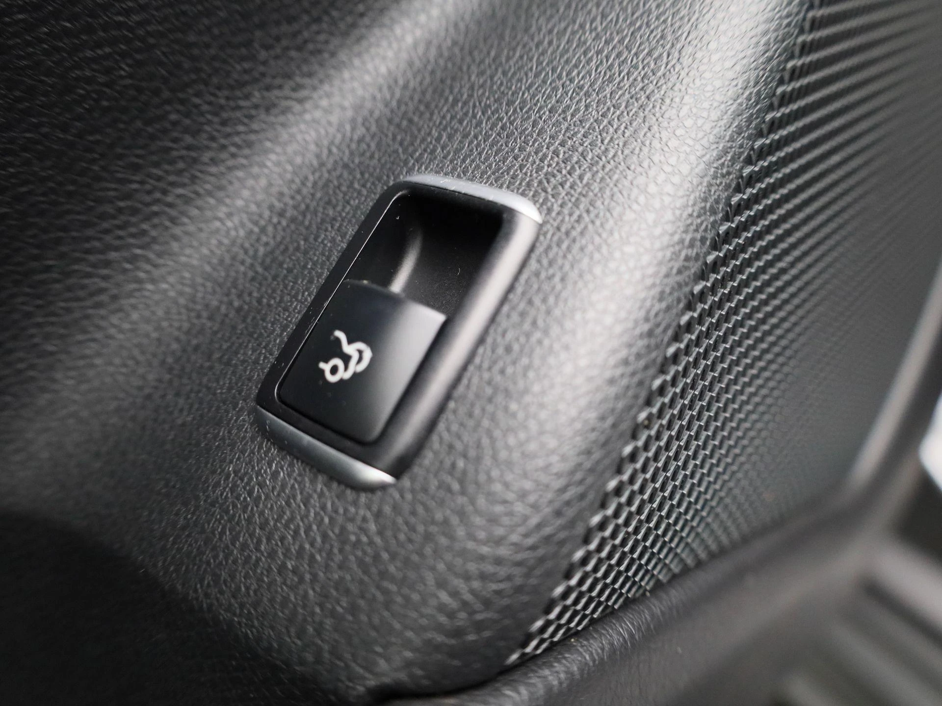 Mercedes-Benz-CLA-image-35