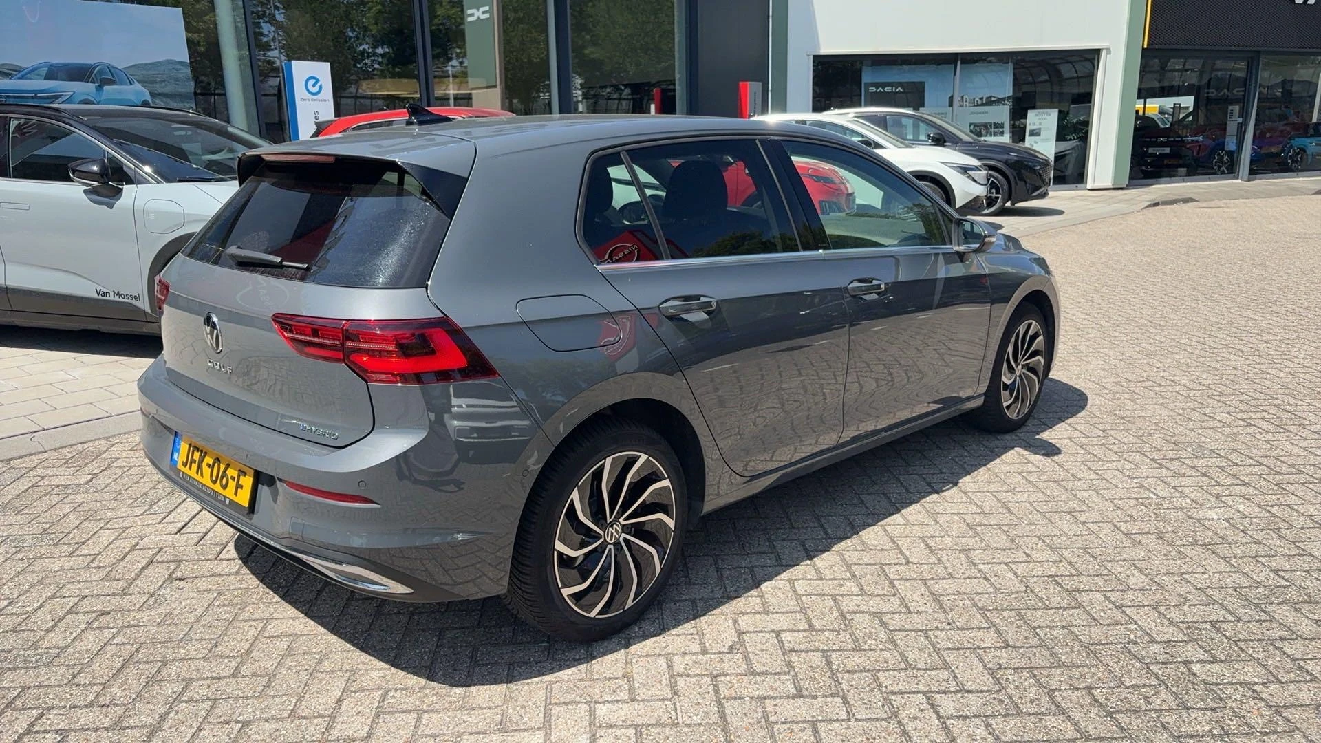Volkswagen-Golf-image-4