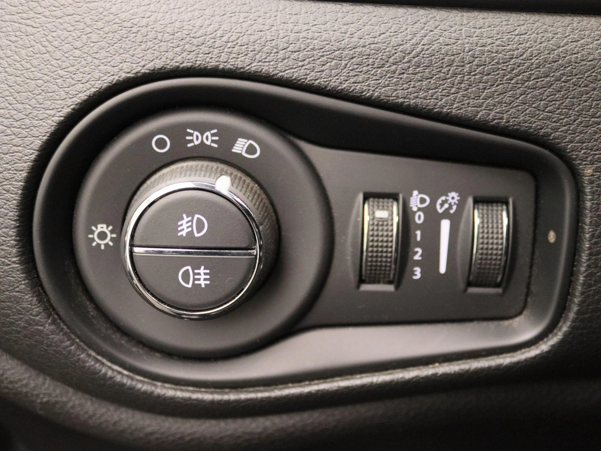 Jeep-Renegade-image-25