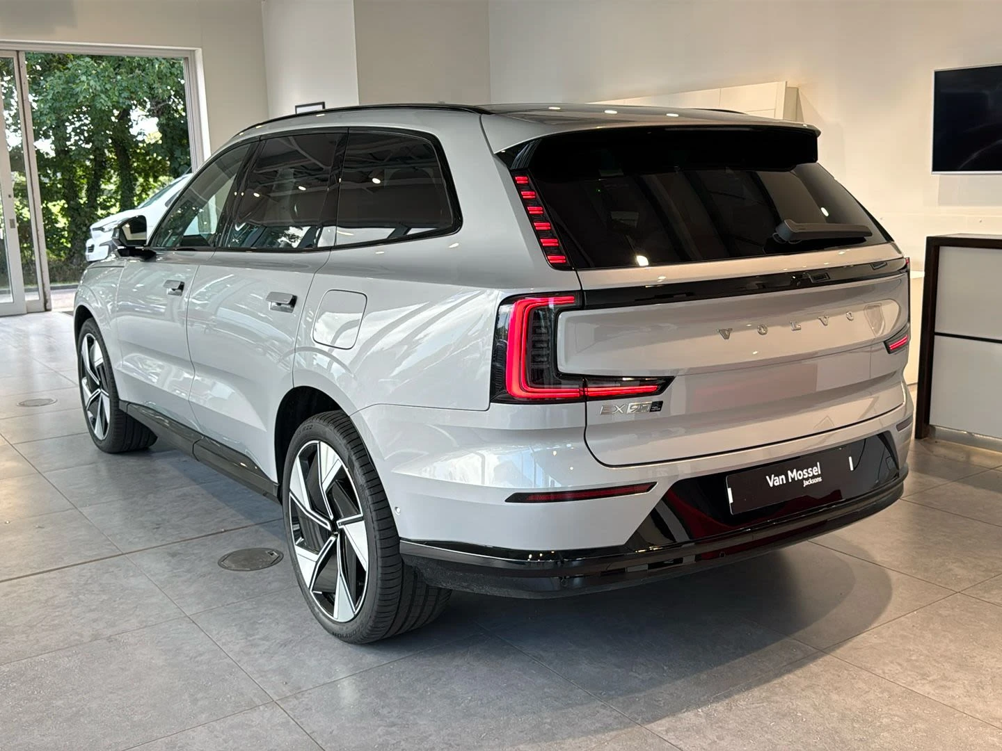 Volvo EX90, image 3