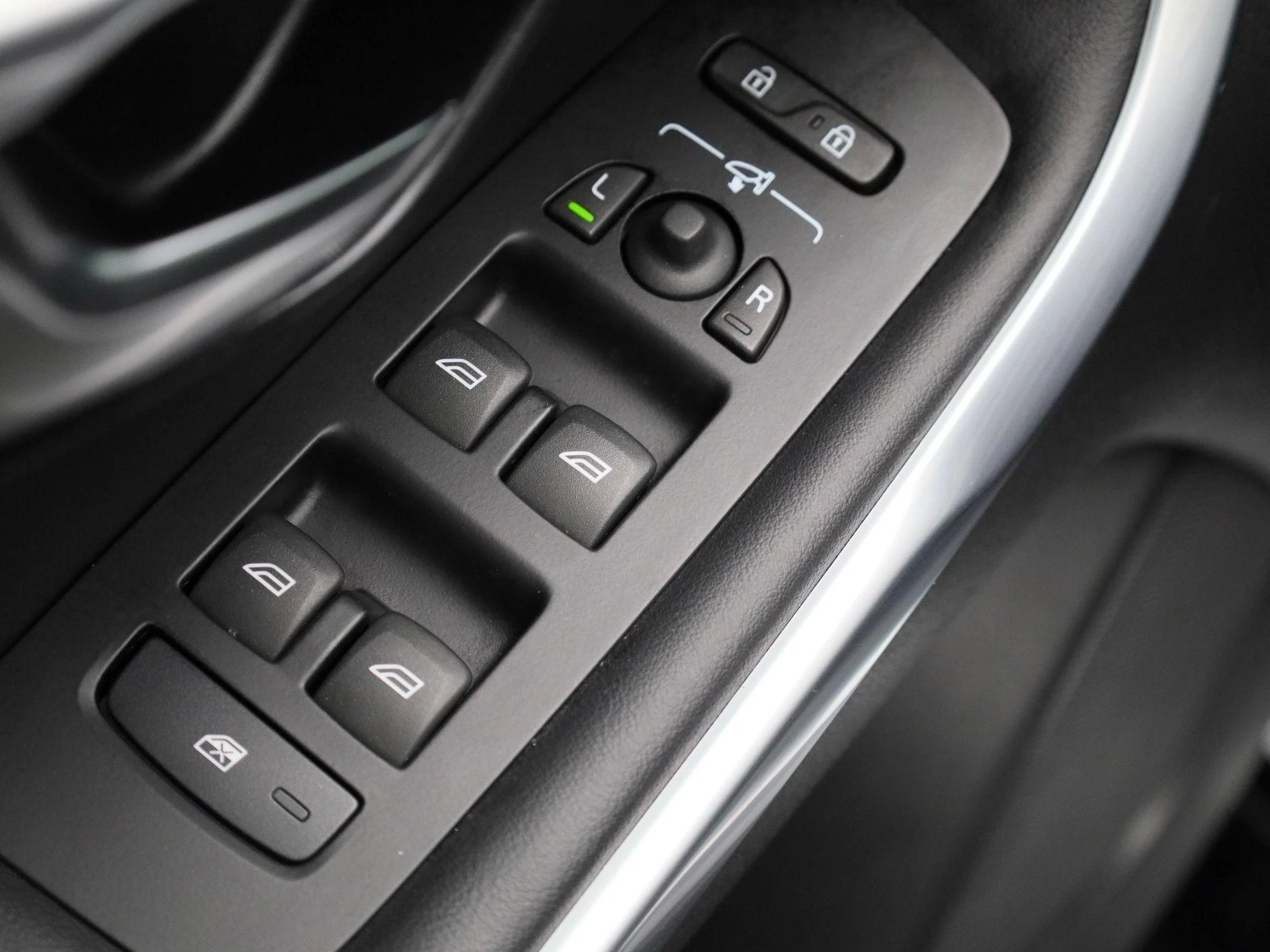 Volvo-V40-image-28