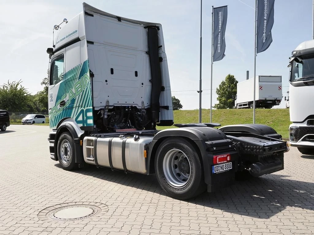 Mercedes-Benz-Actros-image-6