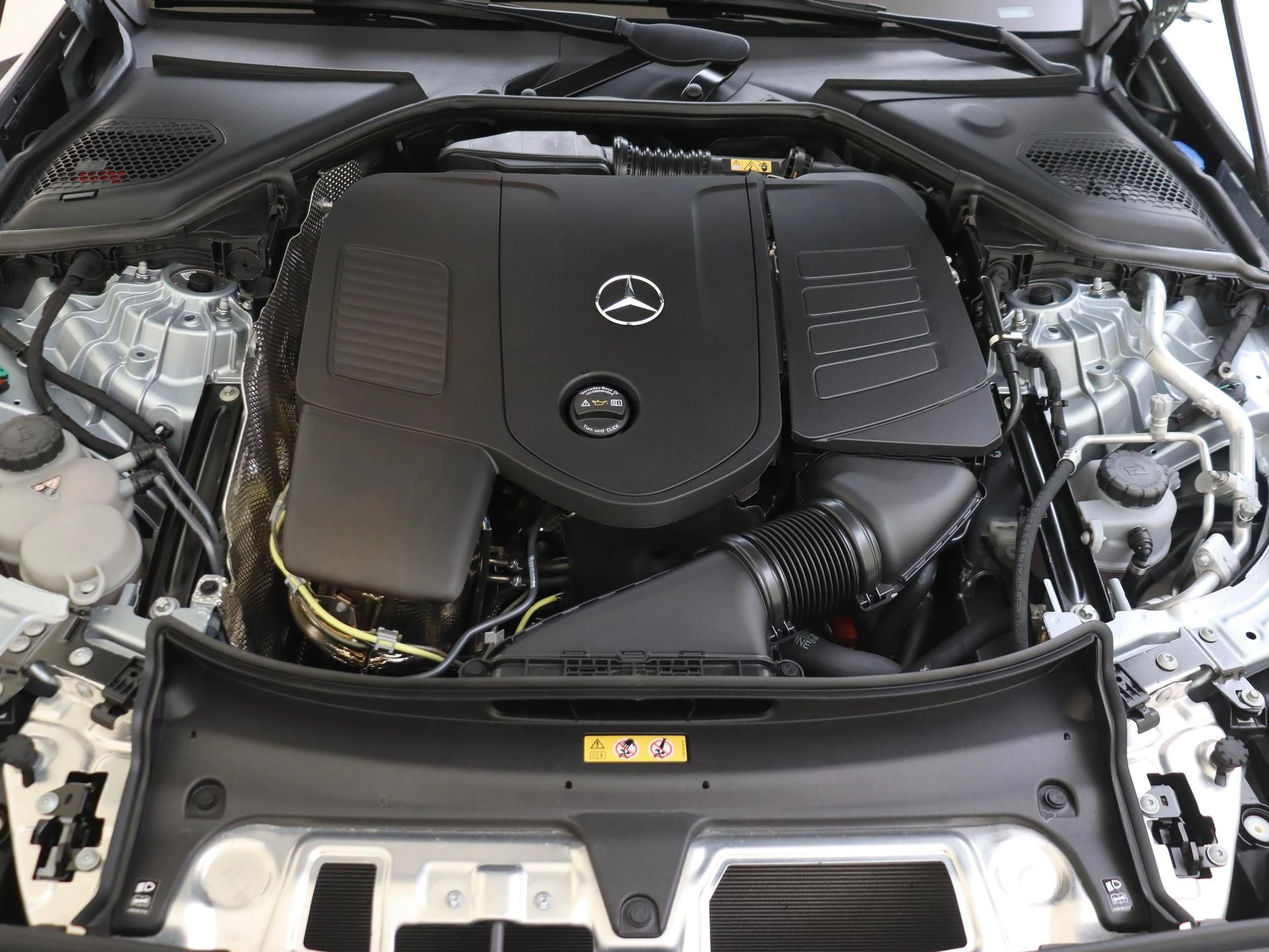Mercedes-Benz-E-Klasse-image-4