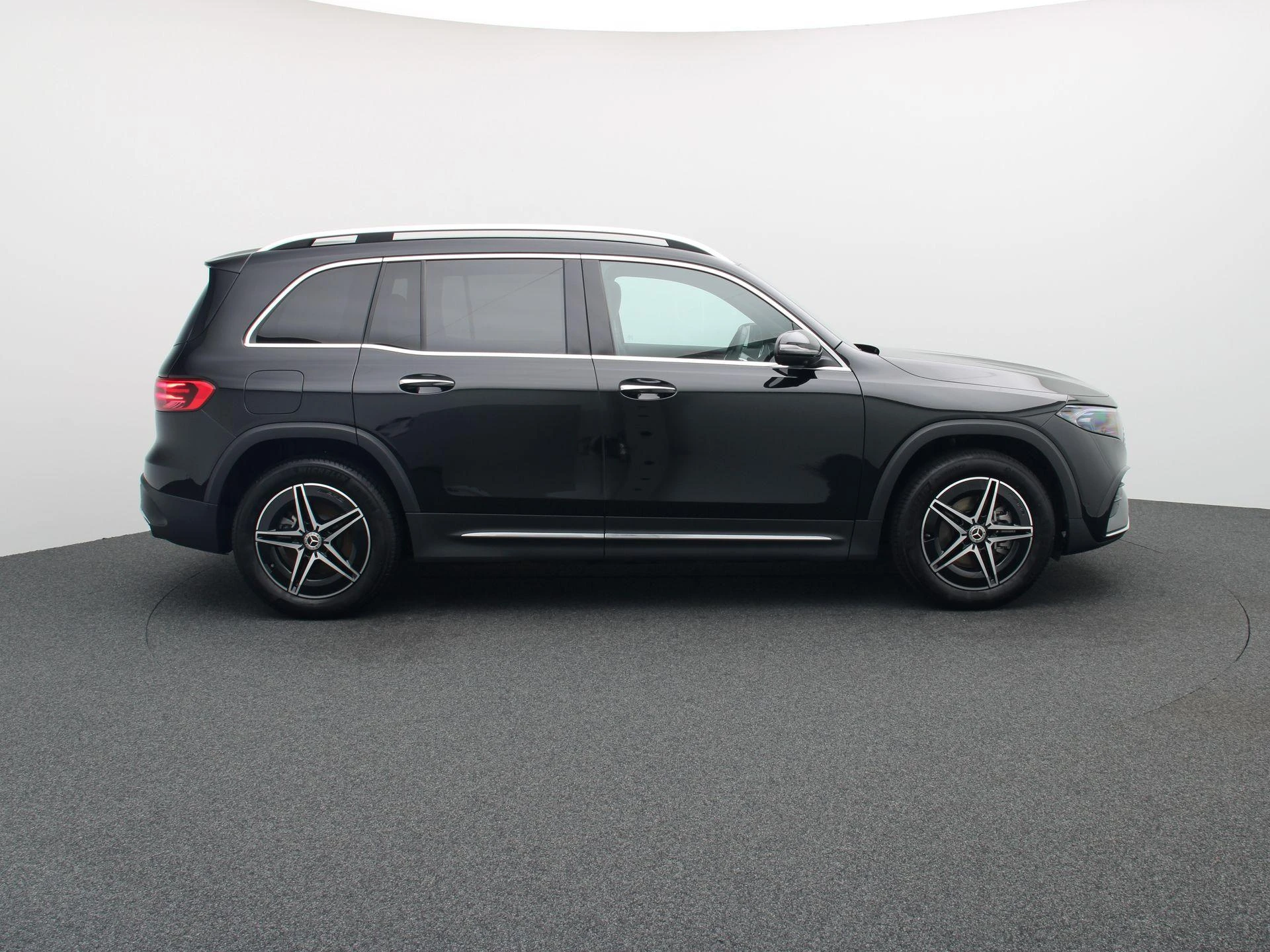 Mercedes-Benz-EQB-image-5