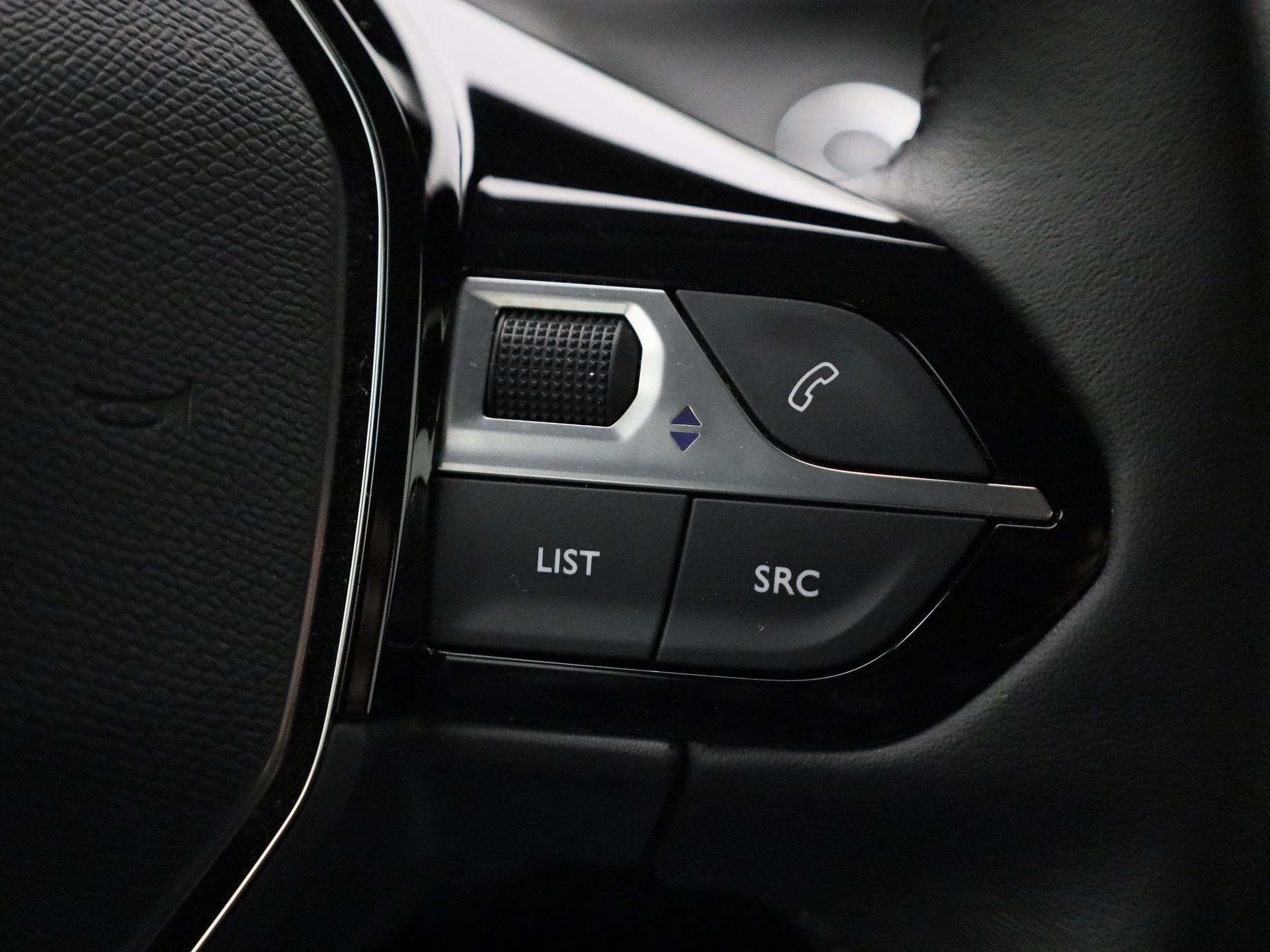 Peugeot-e-208-image-16
