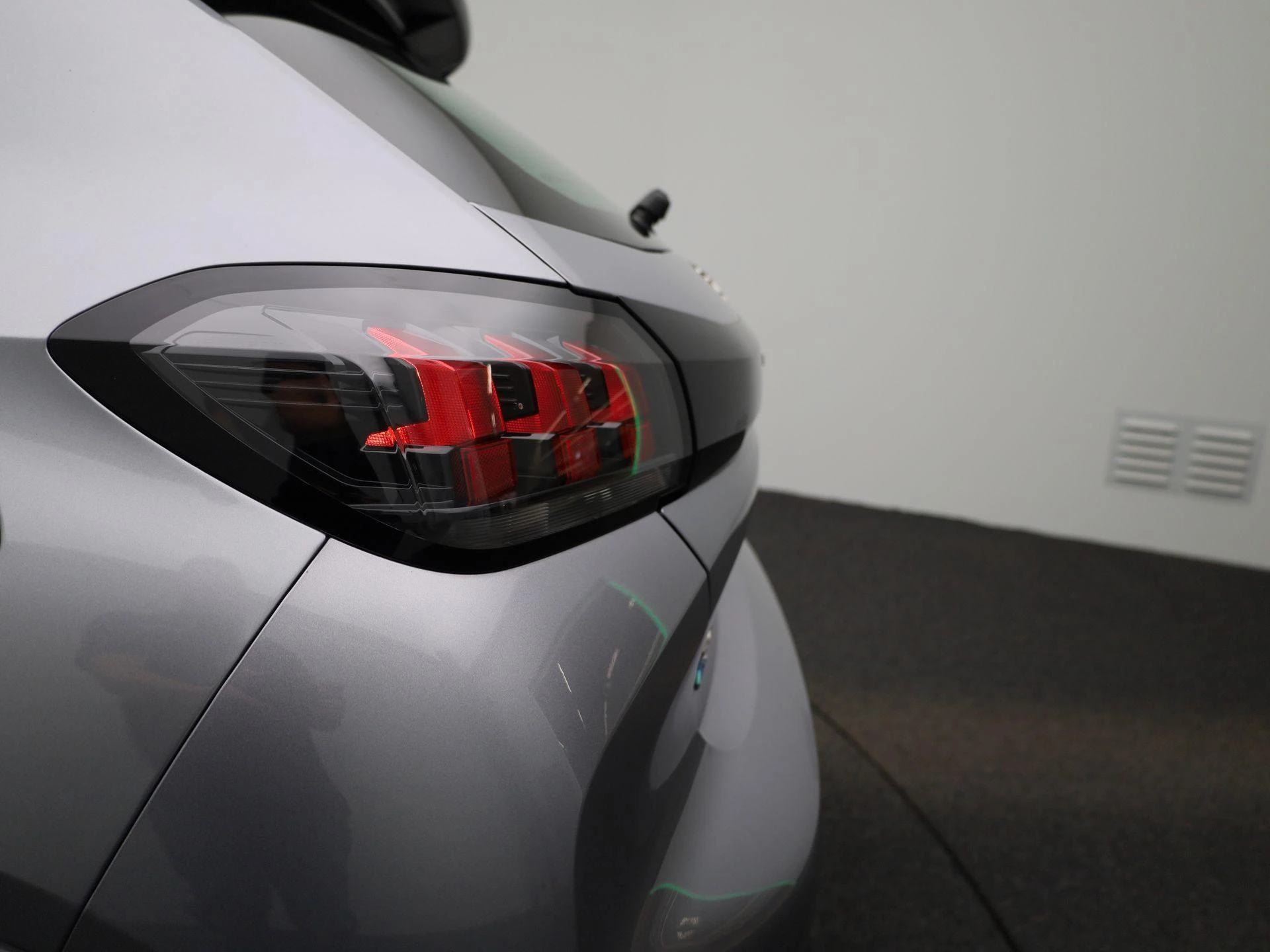 Peugeot-e-208-image-40
