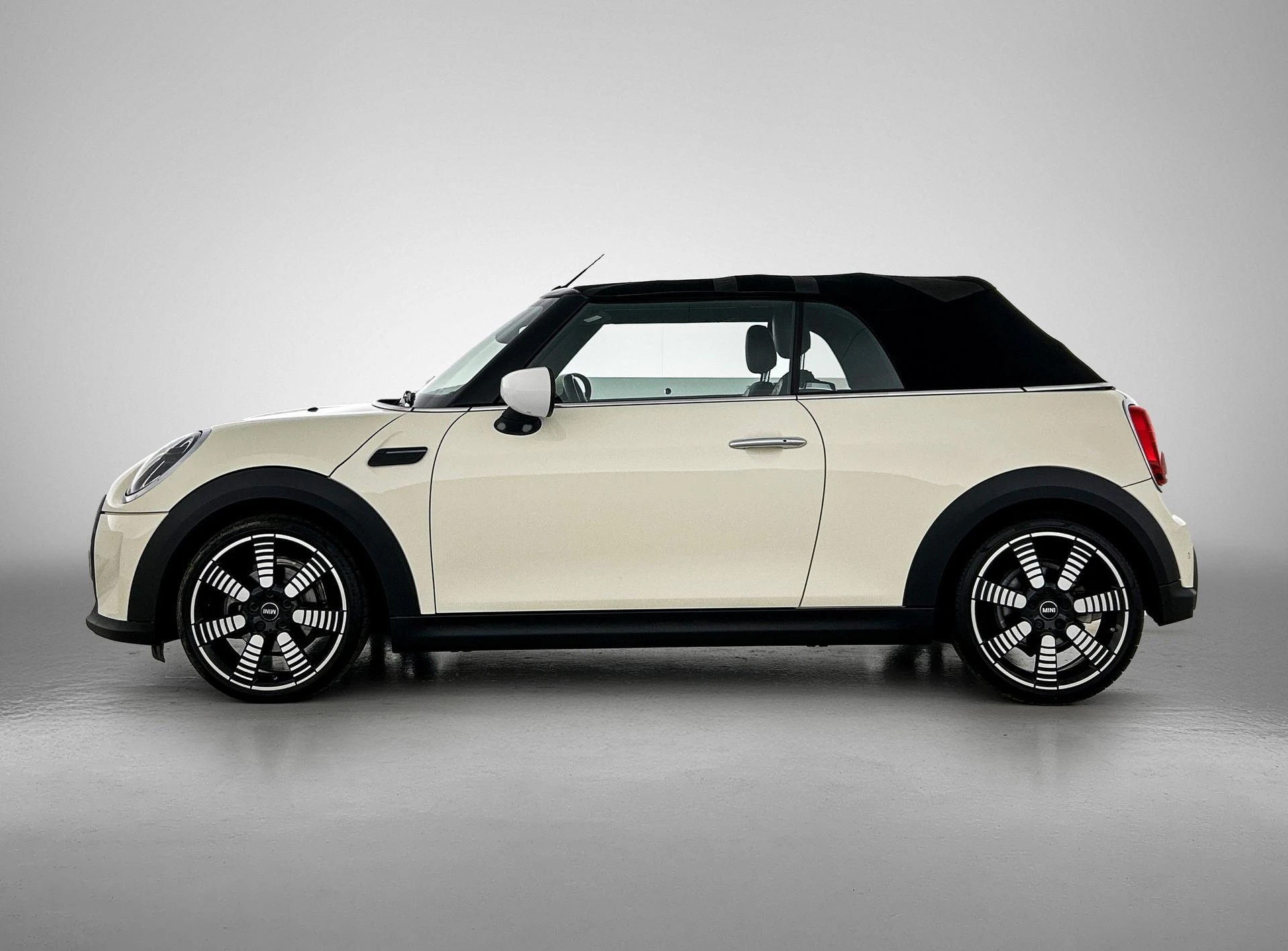 MINI-Cooper Cabrio-image-1