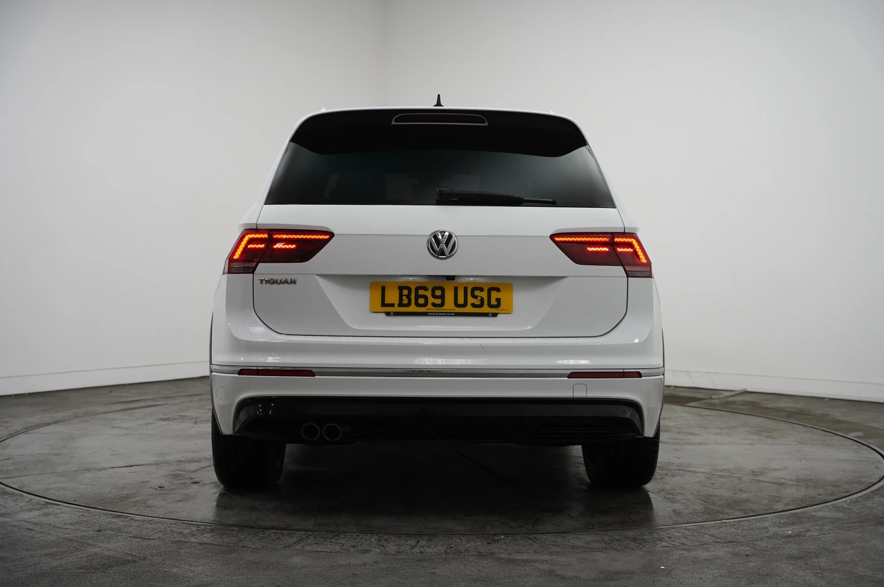 Volkswagen-Tiguan-image-13