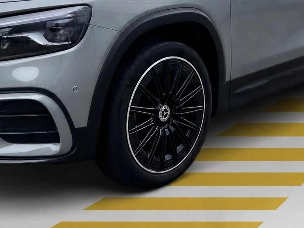 Mercedes-Benz-GLB 200-image-4