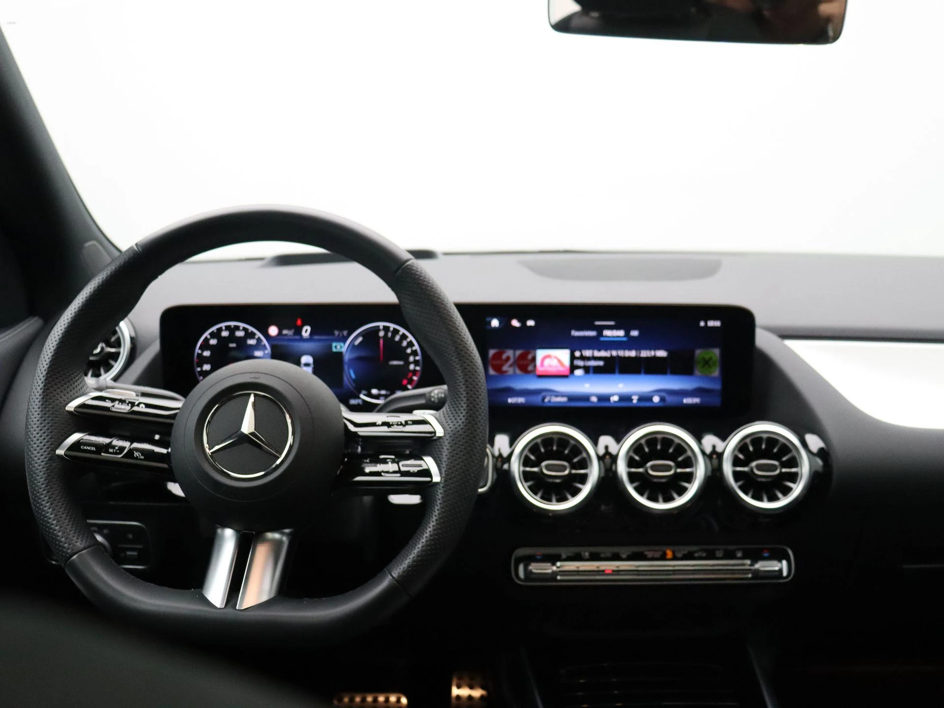 Mercedes-Benz GLA 250 e AMG Line + PREMIUM PLUS PACK + TREKHAAK + PANO + CARPLAY +