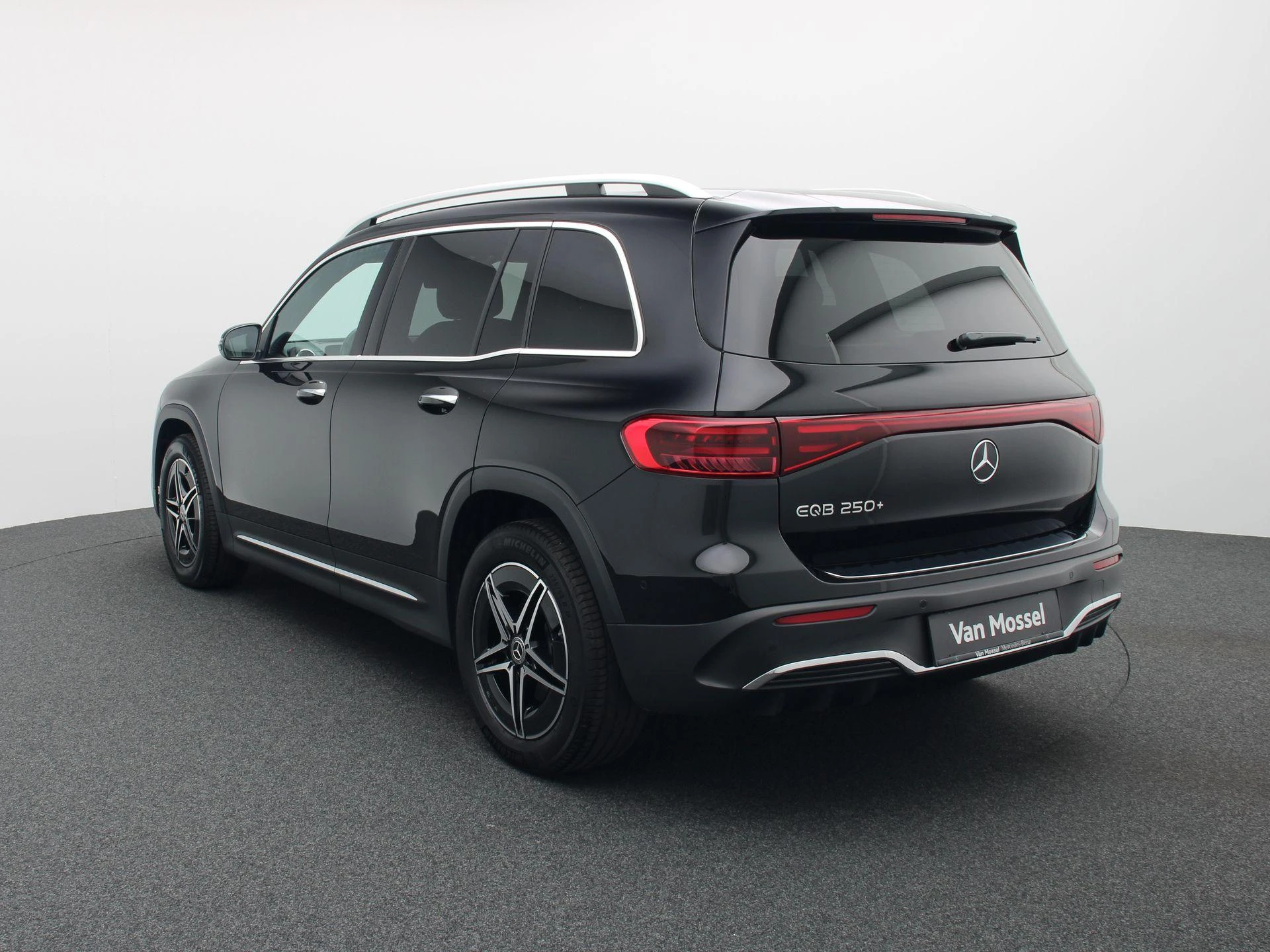 Mercedes-Benz-EQB-image-1