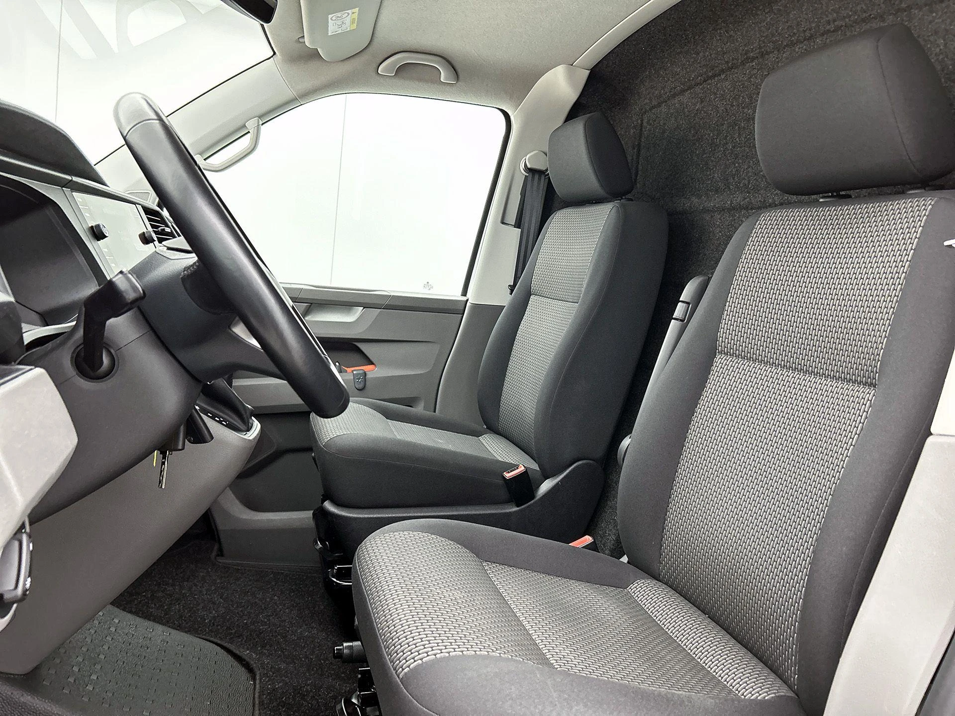 Volkswagen-Transporter-image-28