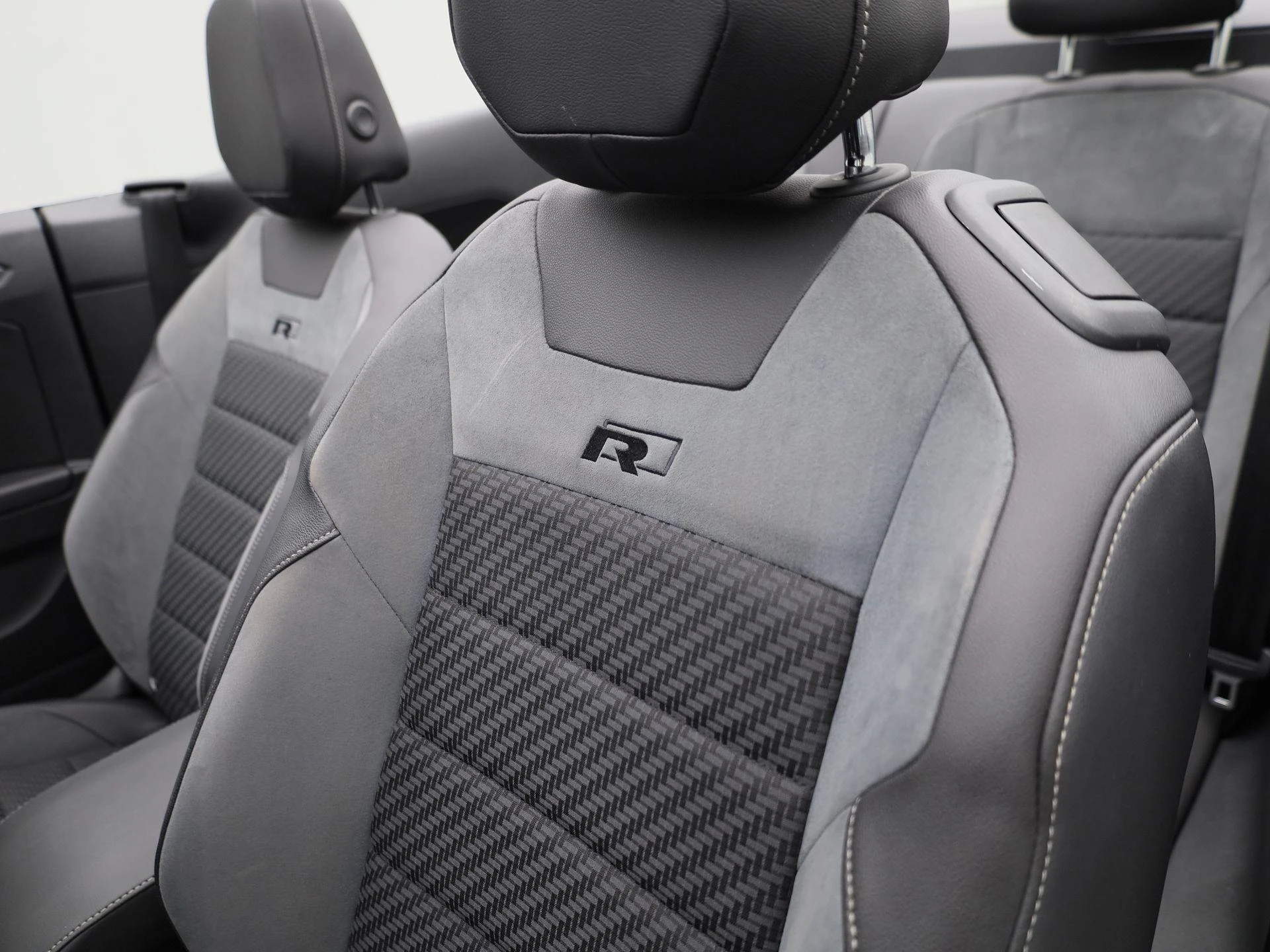 Volkswagen-T-Roc-image-33