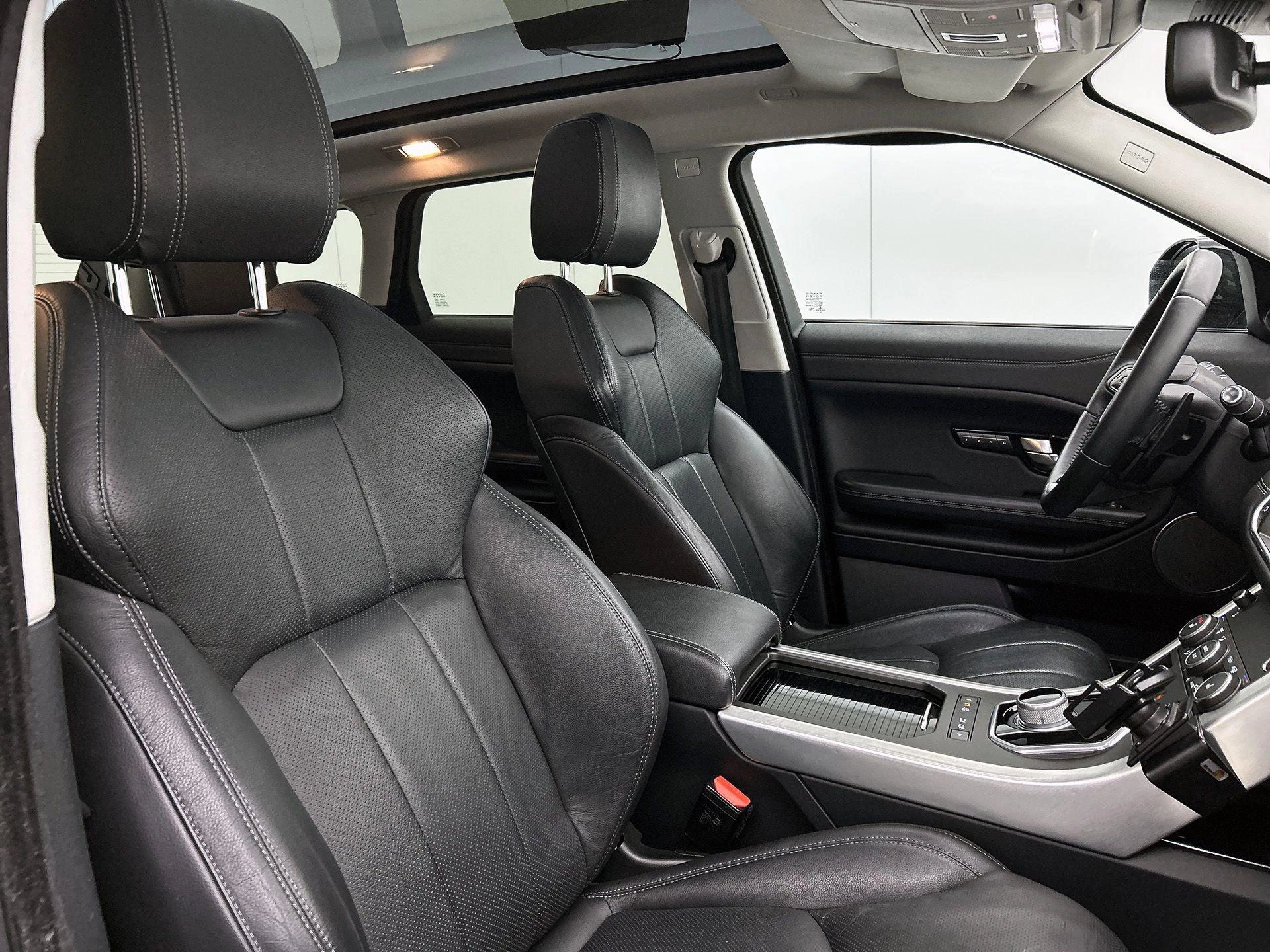 Land Rover-Range Rover Evoque-image-39