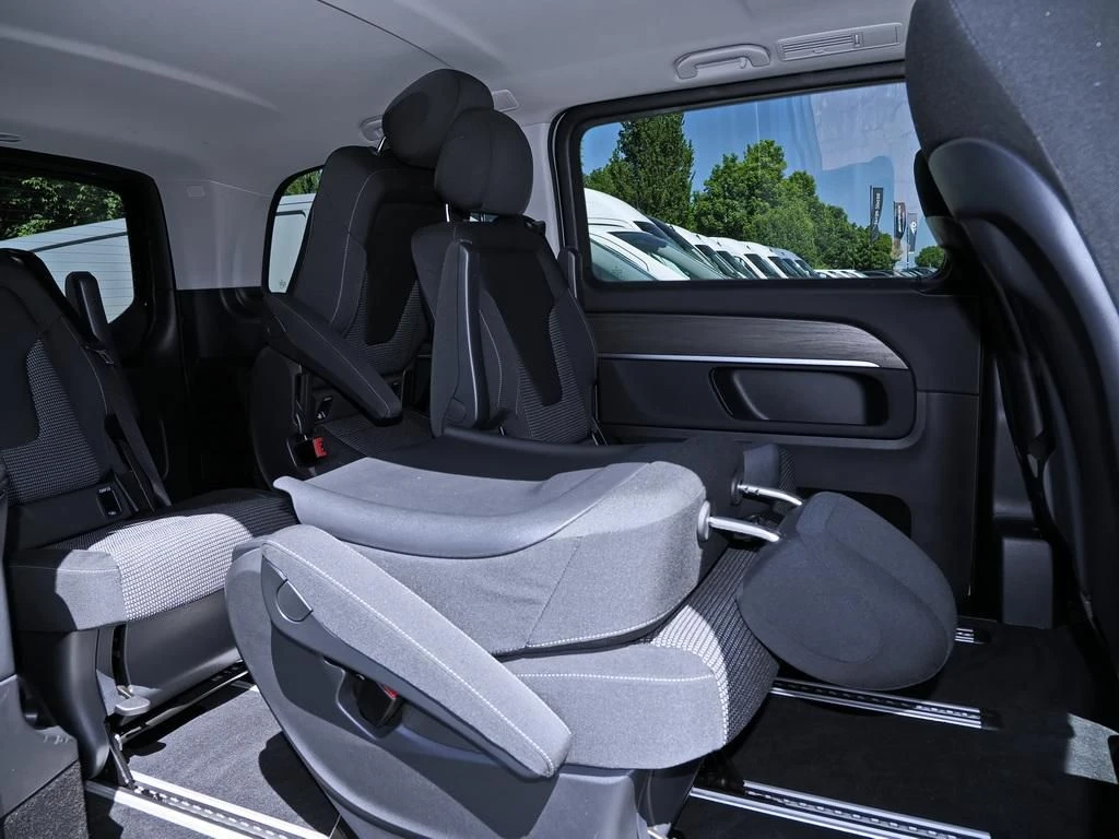 Mercedes-Benz-EQV 300-image-13