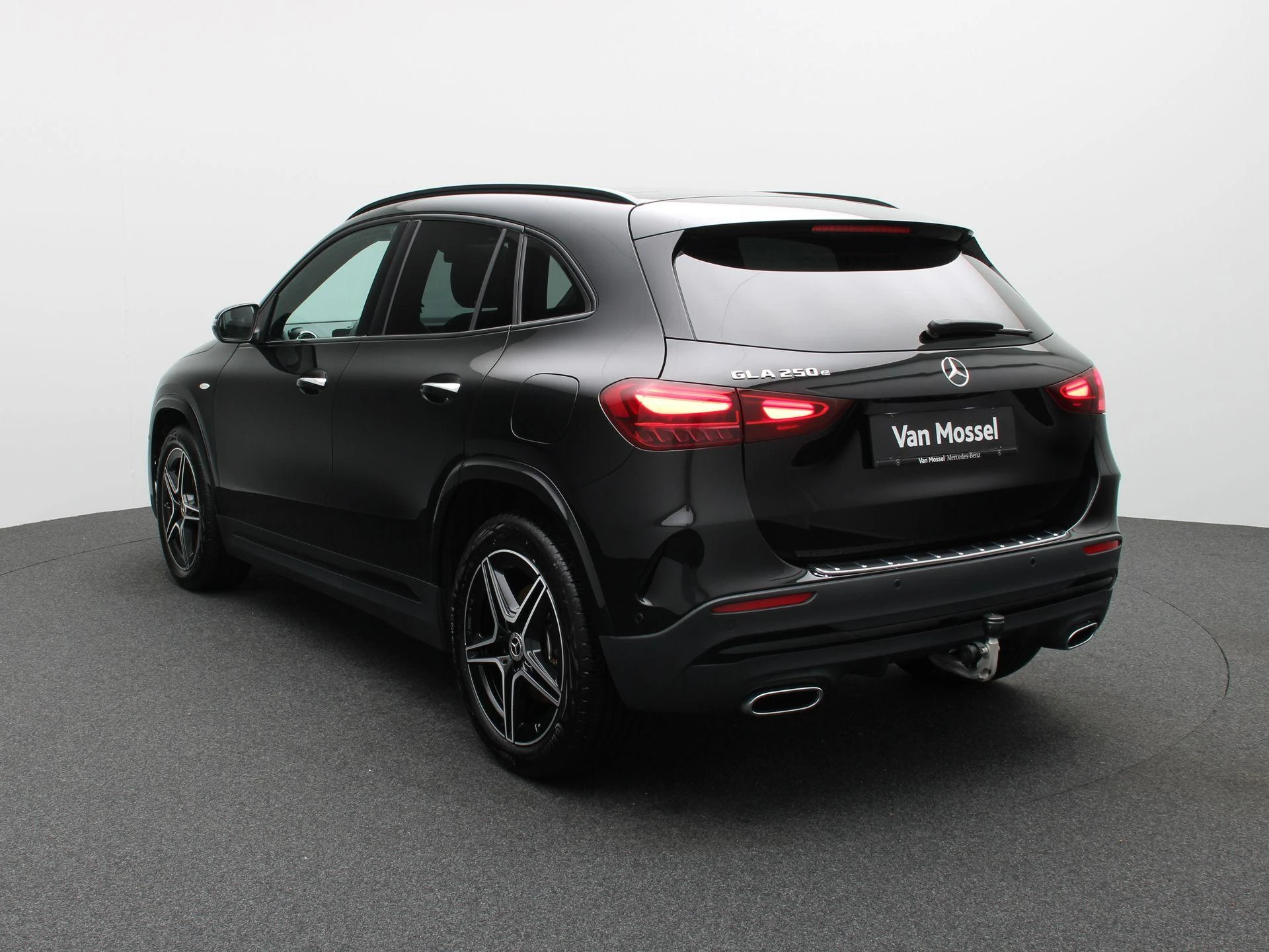 Mercedes-Benz-GLA-image-1