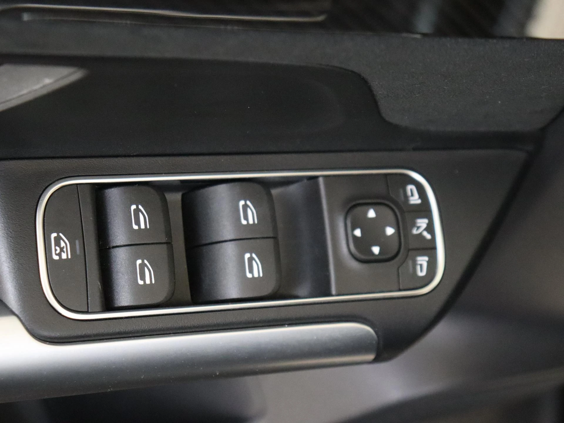 Mercedes-Benz-GLA-image-25