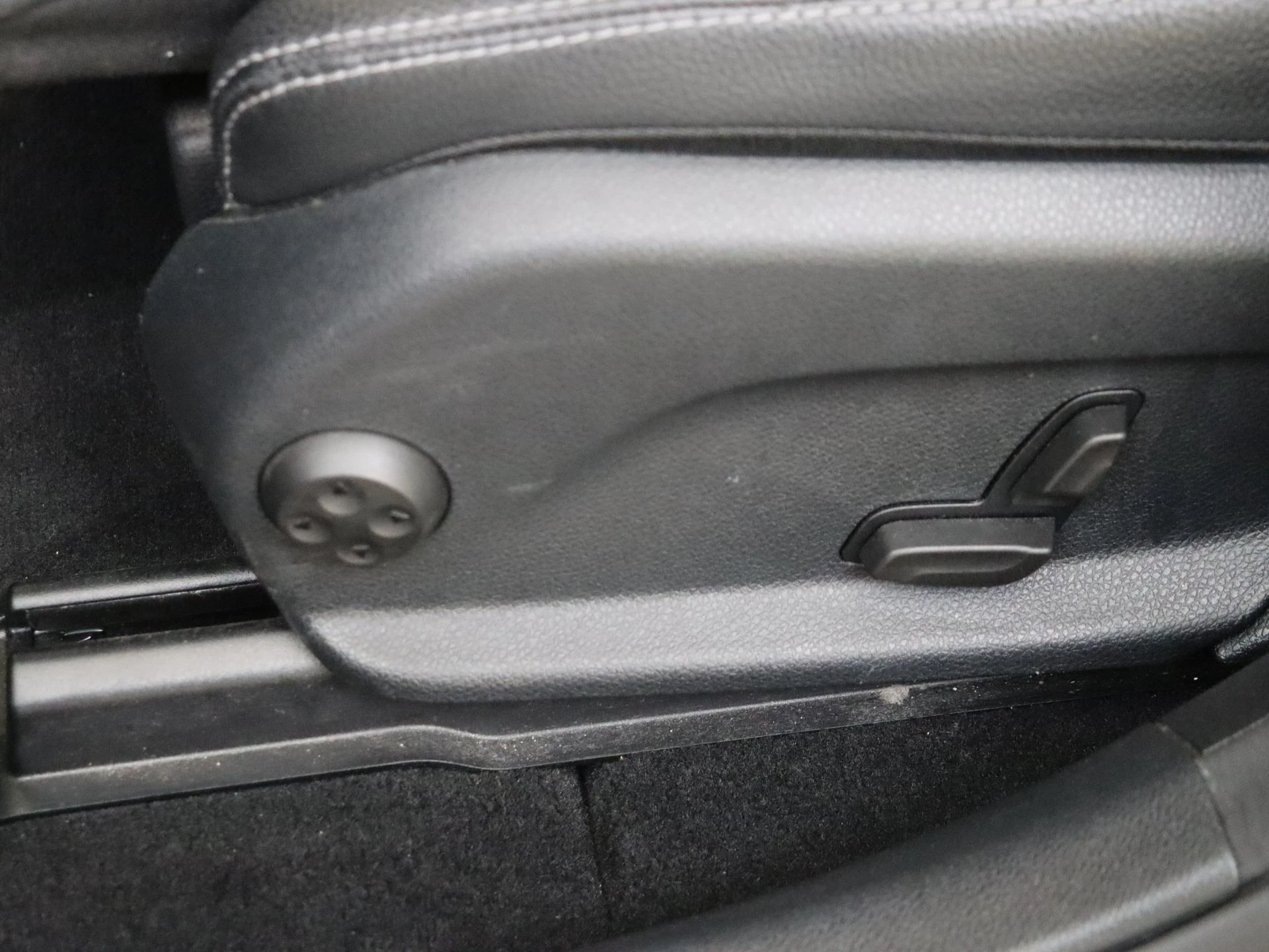 Mercedes-Benz-GLC-image-30