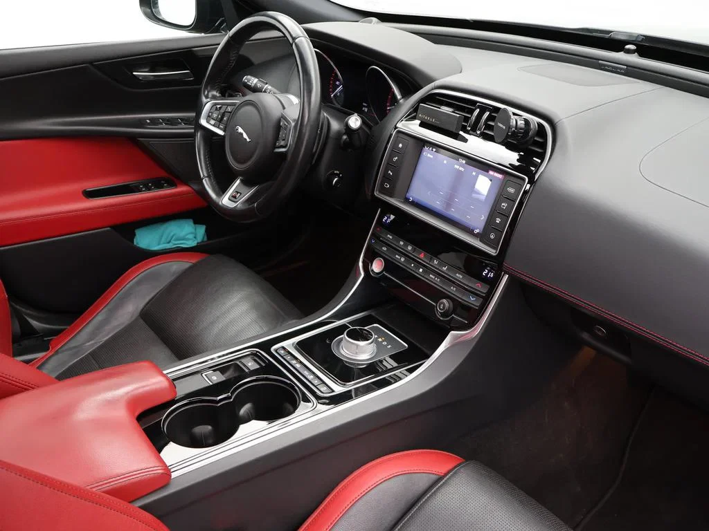 Jaguar-XE-image-2