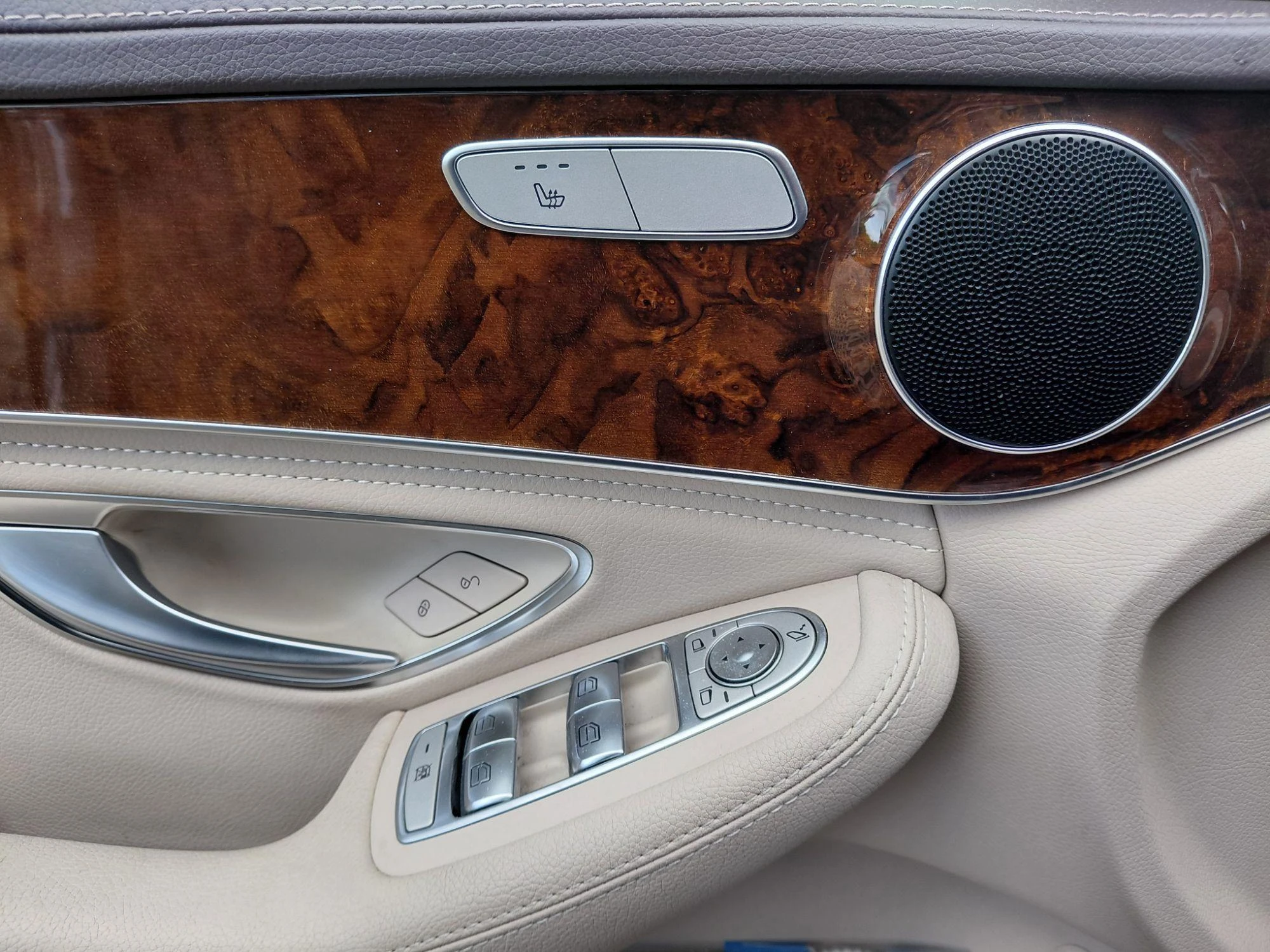 Mercedes-Benz-C-Klasse-image-12