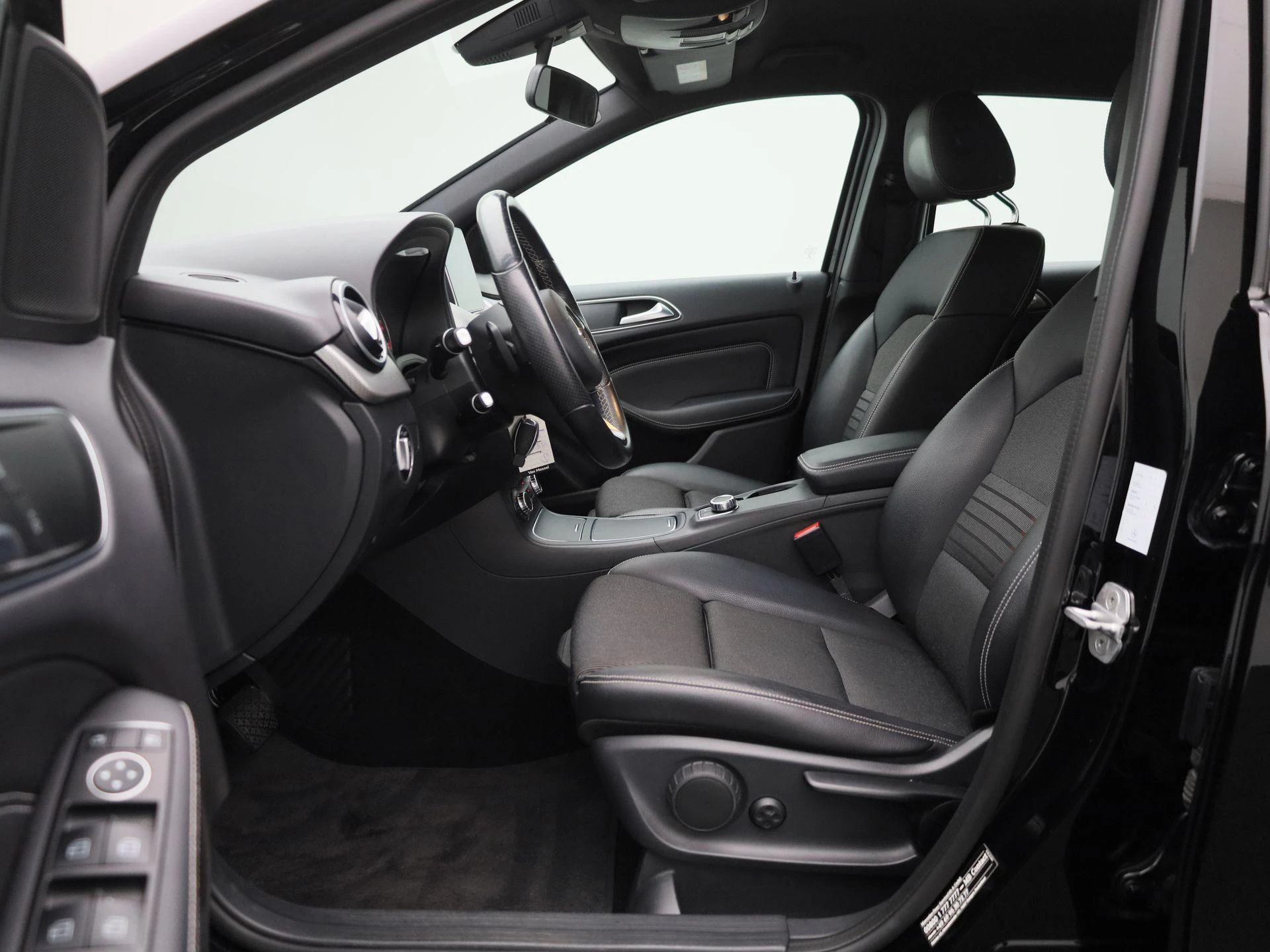 Mercedes-Benz-B-Klasse-image-10