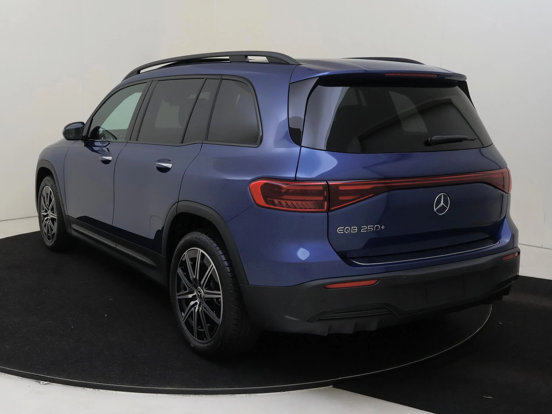 Mercedes-Benz-EQB-image-6