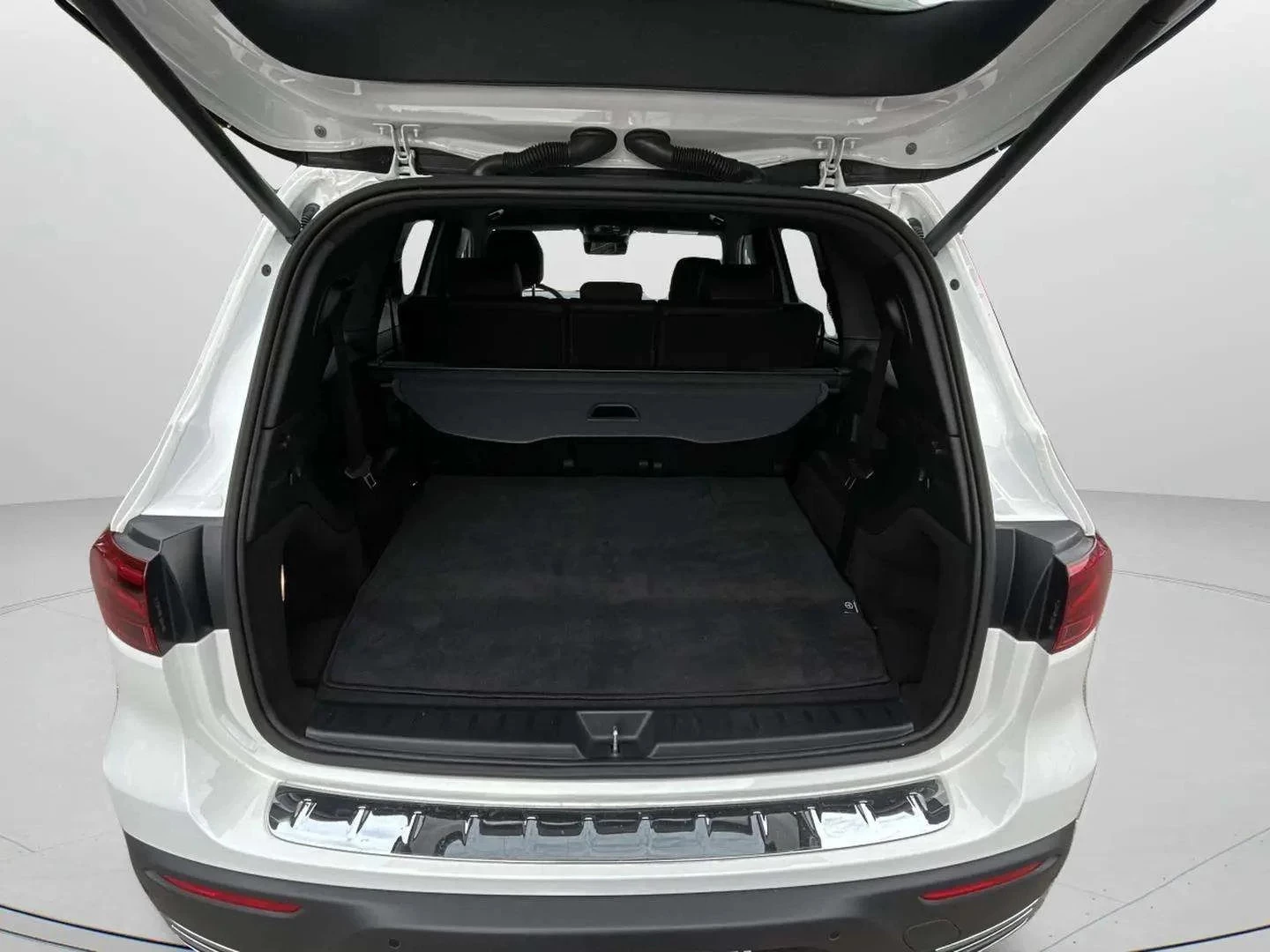 Mercedes-Benz-EQB-image-20