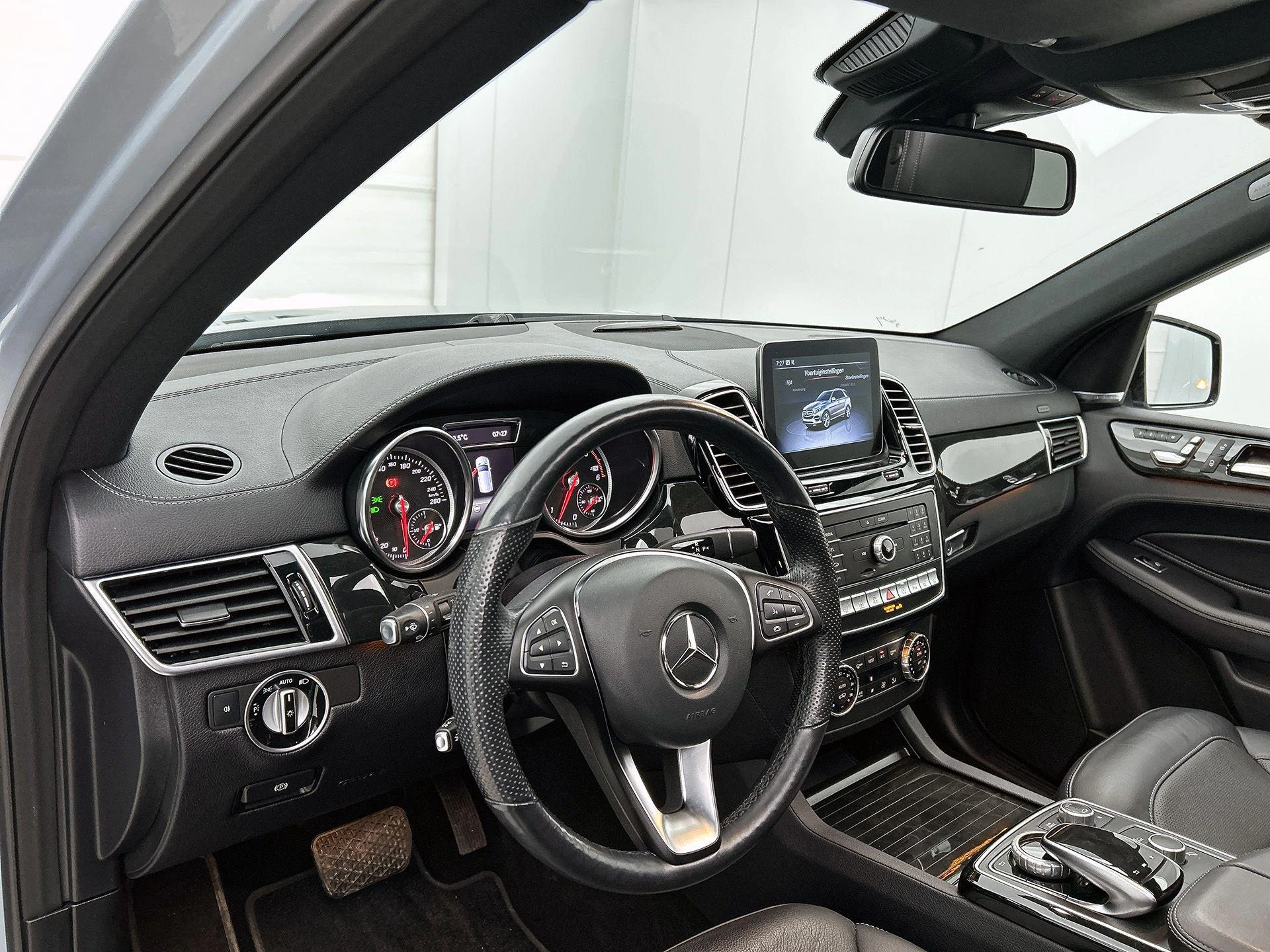 Mercedes-Benz-GLE-image-23