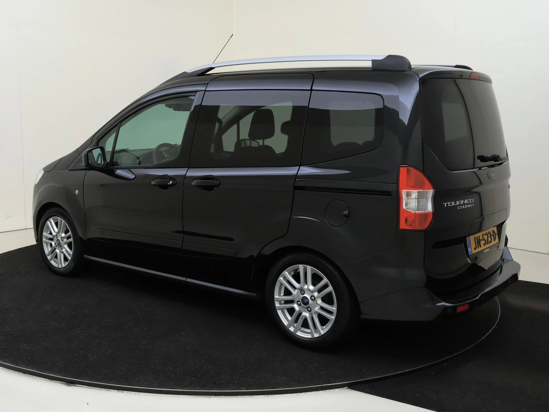 Ford-Tourneo Courier-image-2