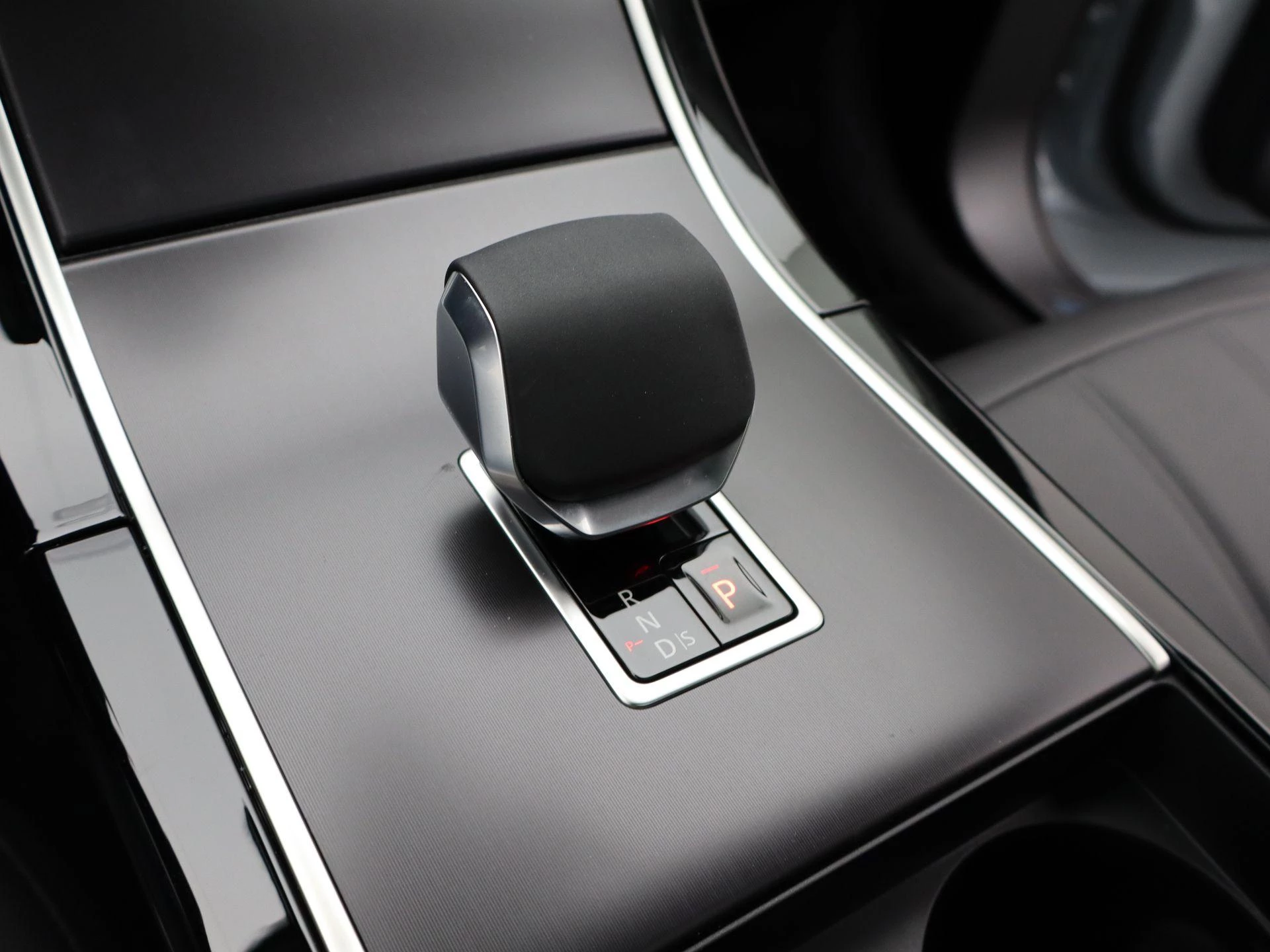 Land Rover-Range Rover Evoque-image-17