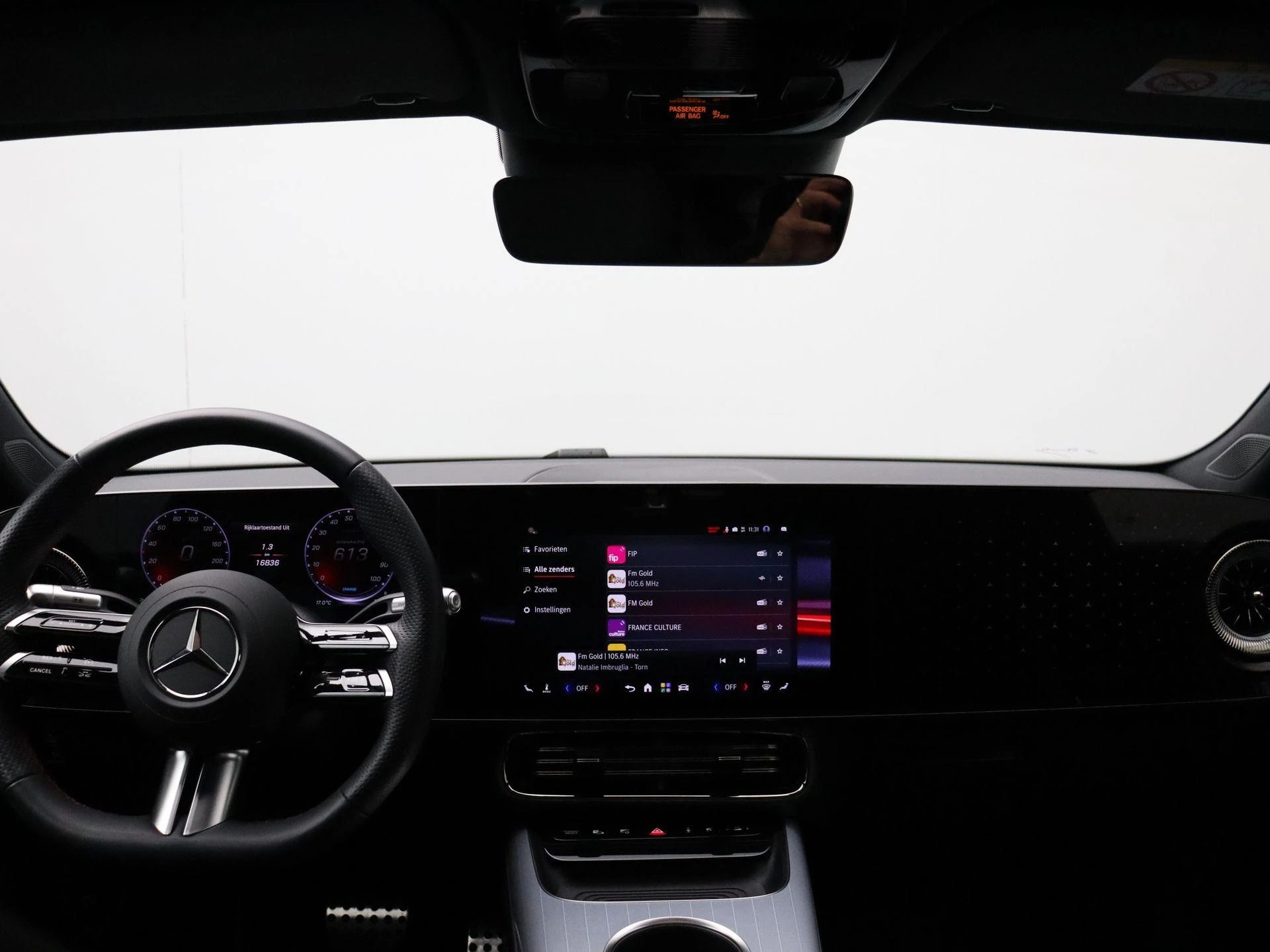 Mercedes-Benz-CLA-image-24