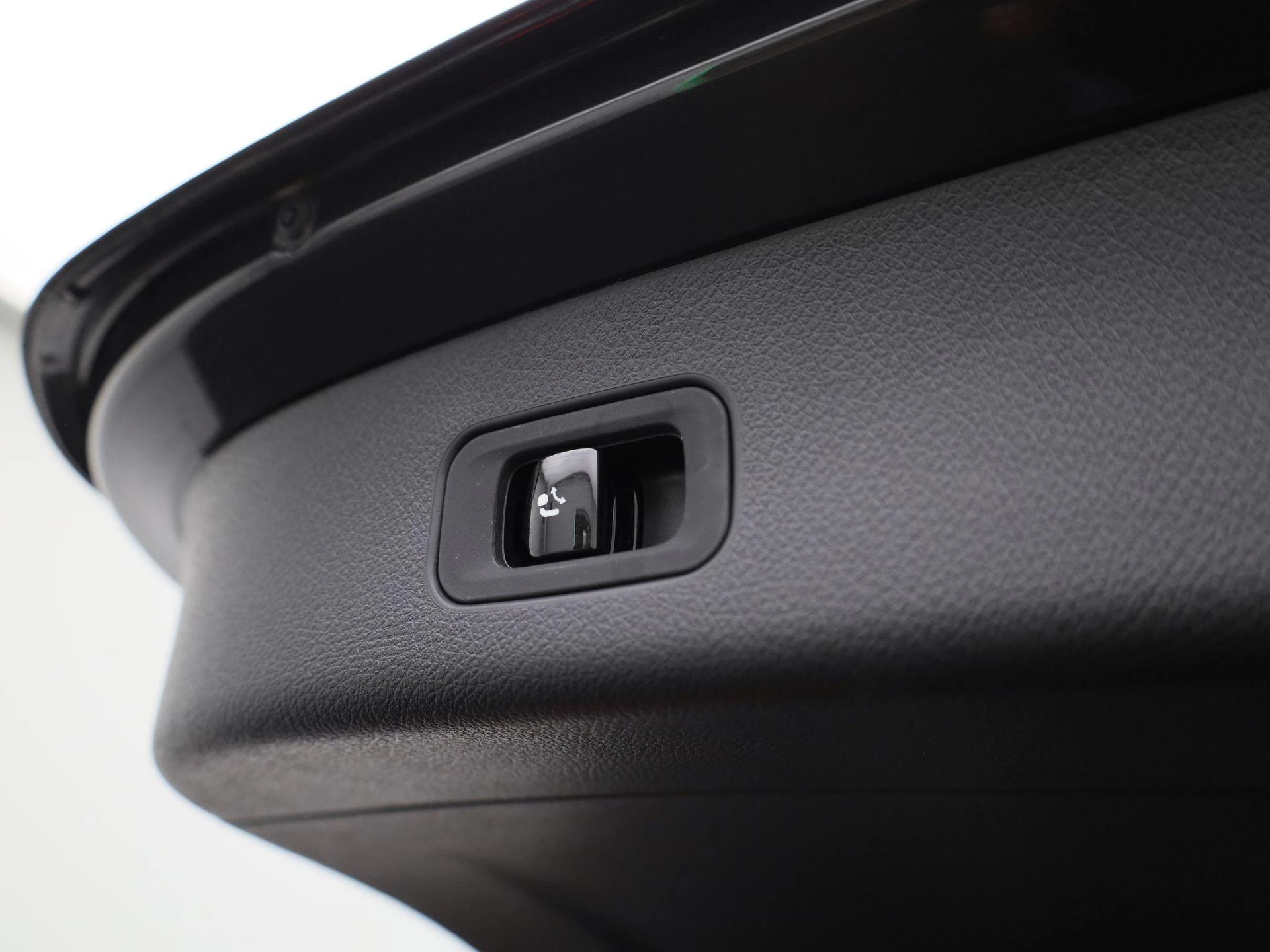 Mercedes-Benz-GLC-image-12