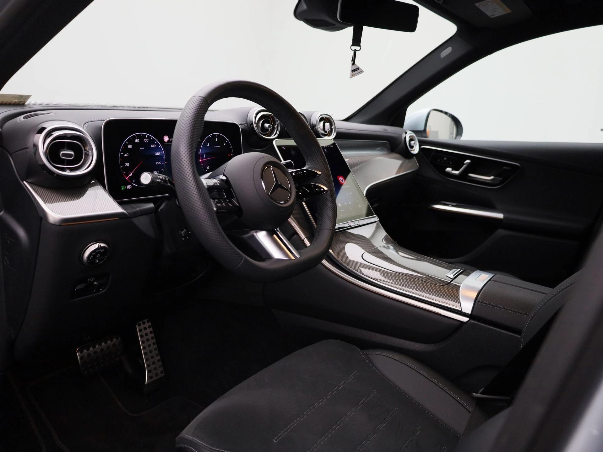 Mercedes-Benz-GLC-image-37