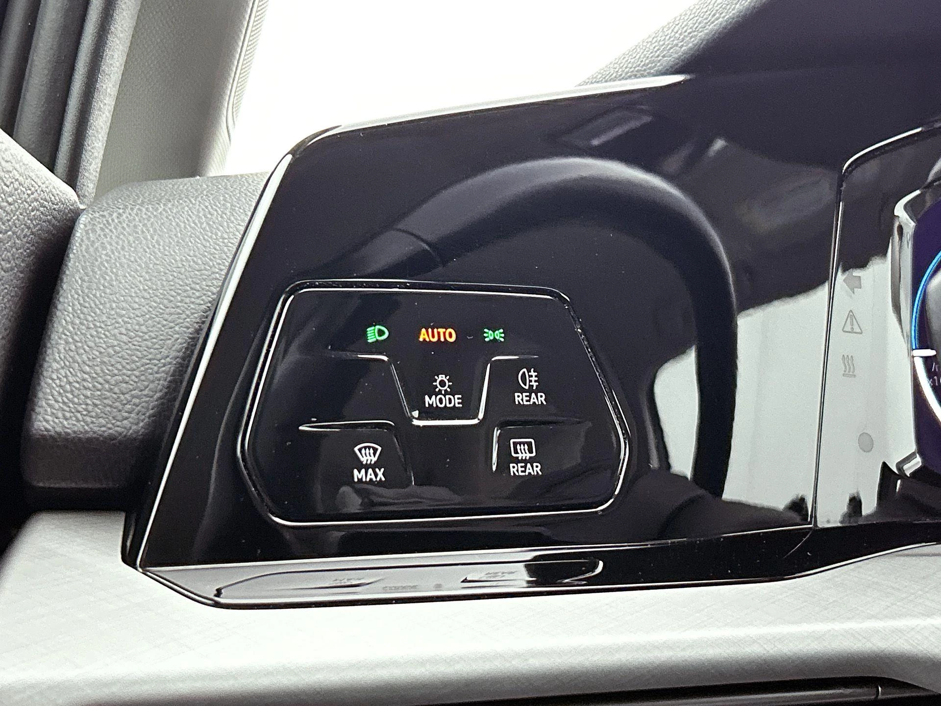 Volkswagen-Golf-image-25