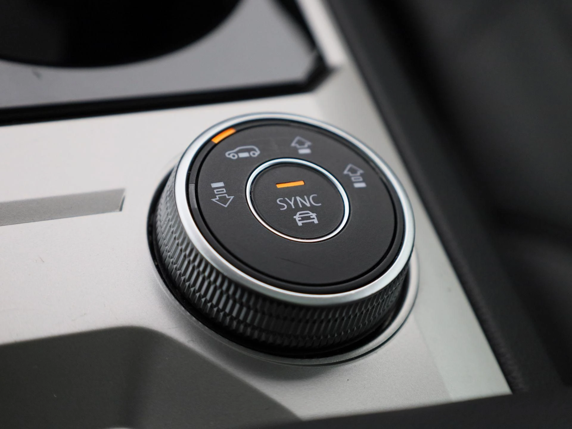 Volkswagen-Touareg-image-26