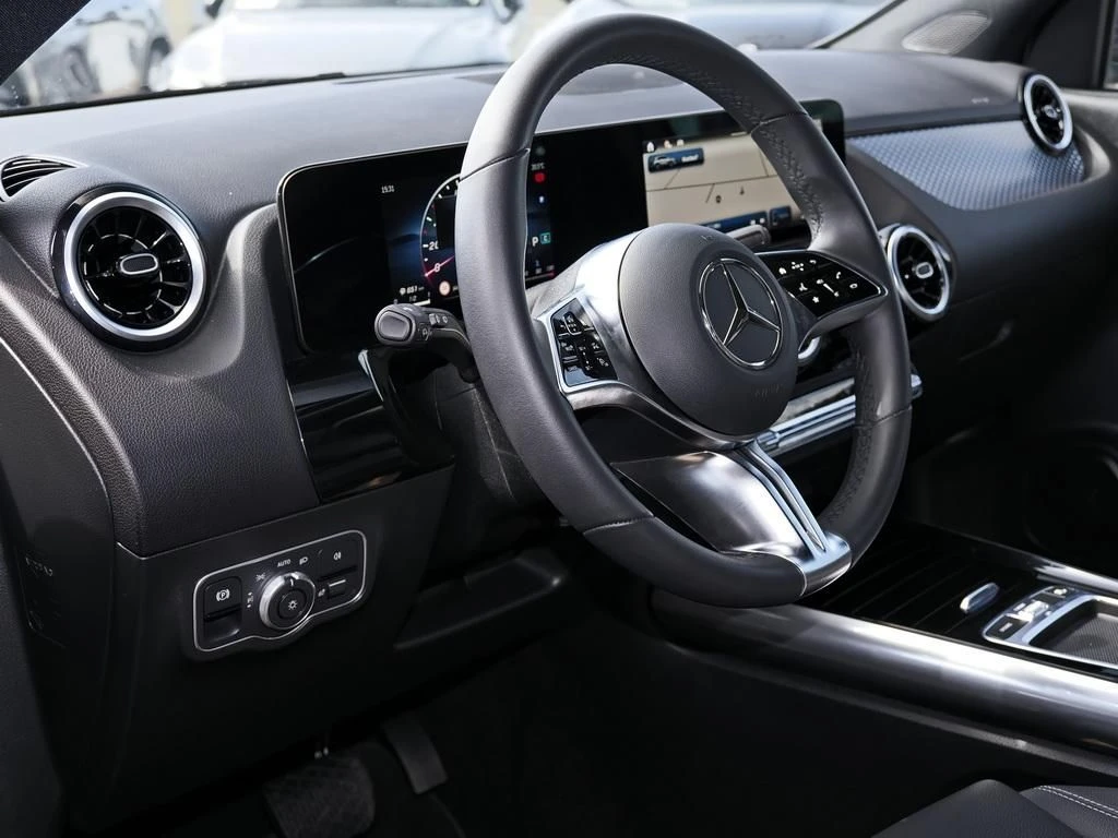 Mercedes-Benz-GLA 200 d-image-9
