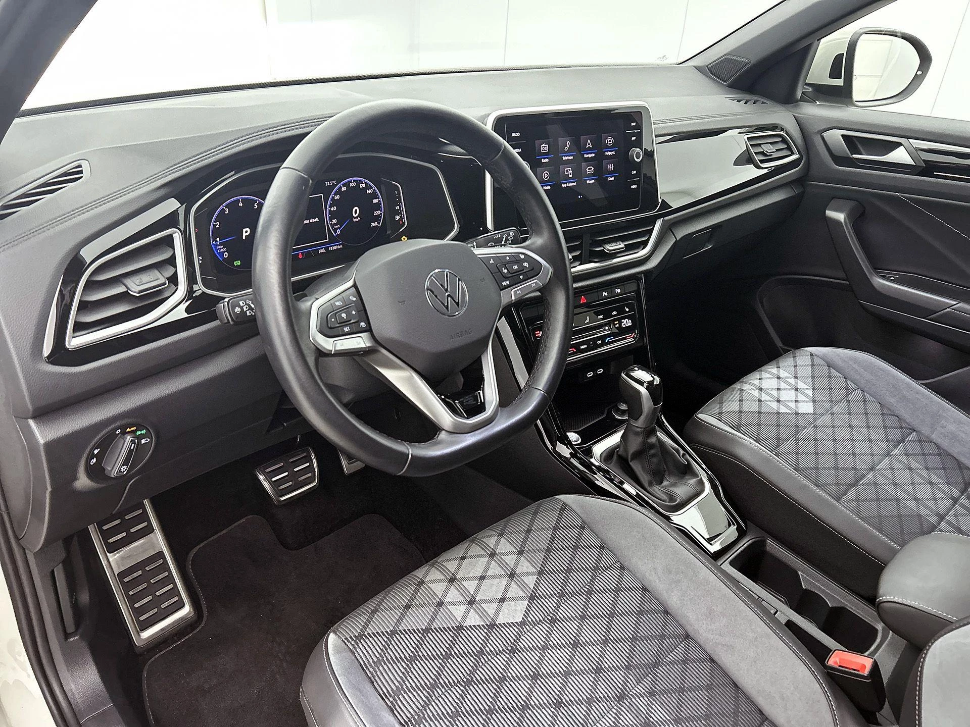 Volkswagen-T-Roc-image-21